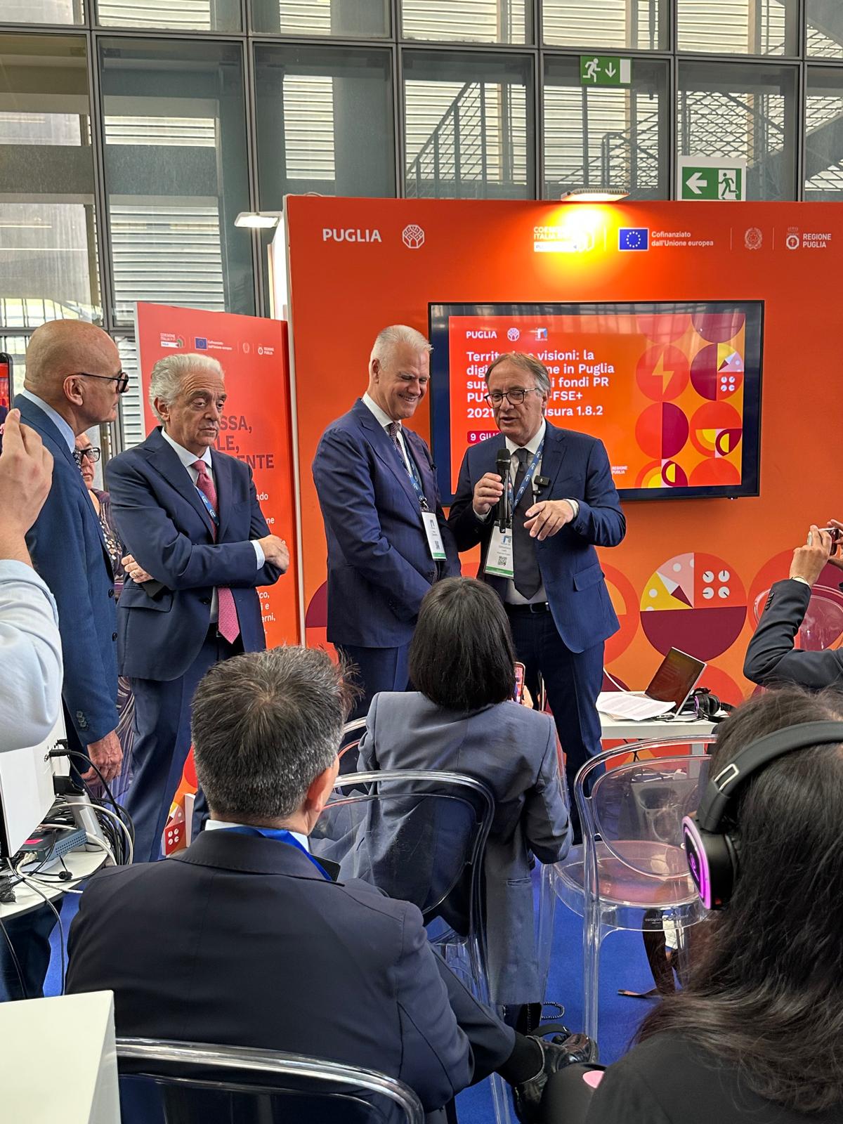 Galleria FORUM PA 2026, L’assessore Sebastiano Leo incontra il ministro Paolo Zangrillo nello stand della Regione Puglia - Diapositiva 3 di 6