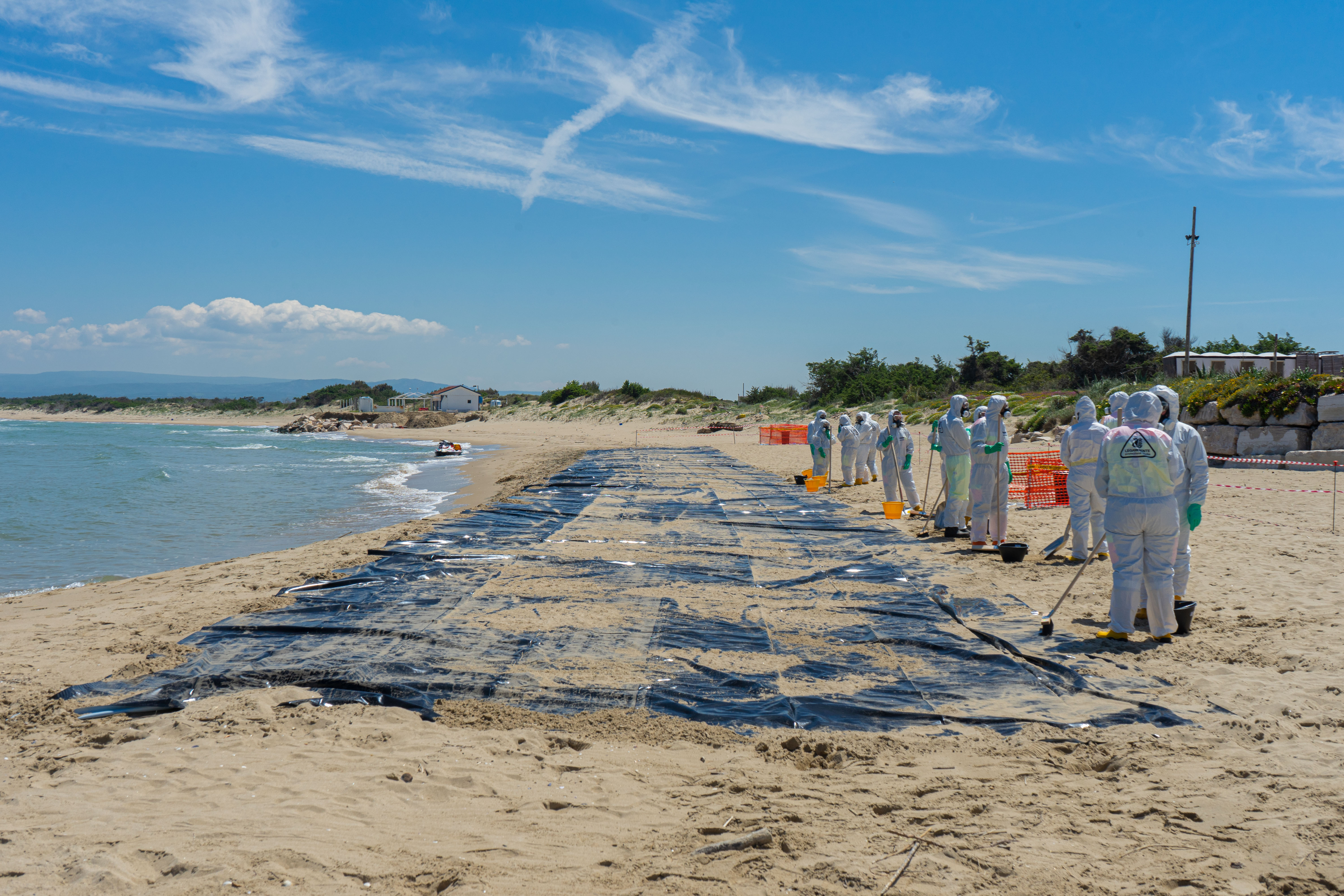 Galleria Protezione civile, esercitazione per un pronto intervento a difesa di coste e mare a seguito di sversamento e spiaggiamento di idrocarburi - Diapositiva 6 di 6