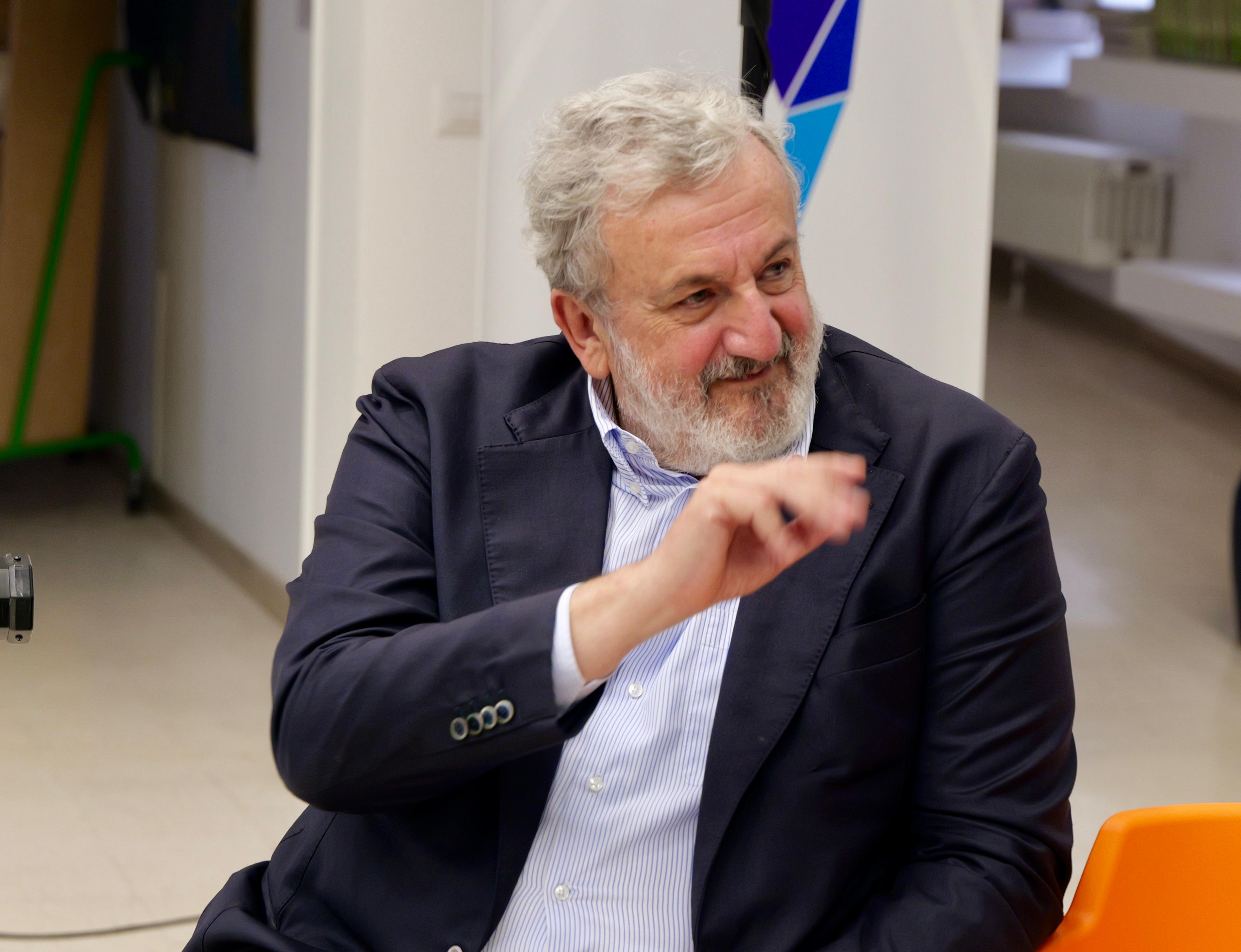 Galleria BARI, EMILIANO ALLA BIBLIOTECA LOMBARDI DEL SAN PAOLO: “ANTIMAFIA SOCIALE SIGNIFICA FAR VIVERE I QUARTIERI, OFFRENDO SERVIZI E DIRITTI AI RESIDENTI” - Diapositiva 2 di 11