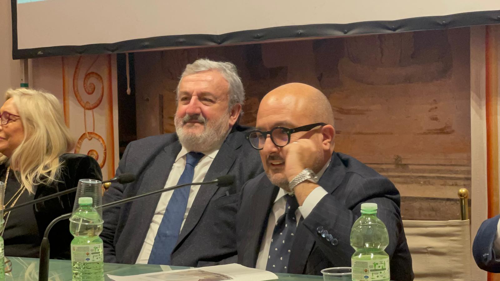 Galleria ROMA, EMILIANO ALLA PRESENTAZIONE DEL CARNEVALE DI PUTIGNANO 2023 CON IL MINISTRO SANGIULIANO, IL PRESIDENTE DELLA COMMISSIONE CULTURA MARTI E LA MADRINA MARA VENIER. - Diapositiva 1 di 10