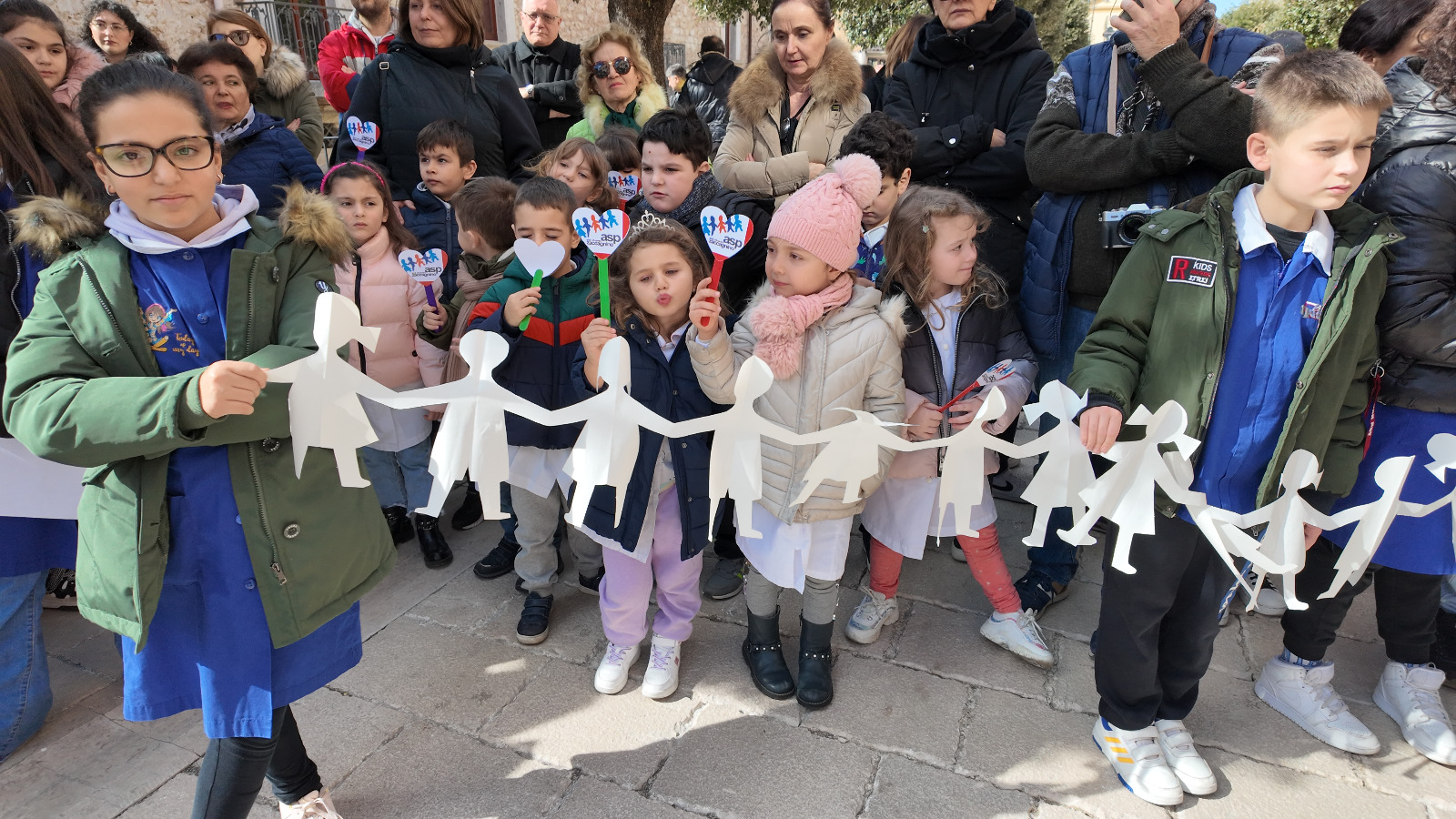 Galleria EMILIANO, CON PIEMONTESE E BARONE, ALL’INAUGURAZIONE DI UNA CASA ALLOGGIO PER PERSONE DIVERSAMENTE ABILI A SAN NICANDRO GARGANICO: “LA REGIONE È AL FIANCO DELLE CITTÀ PUGLIESI” - Diapositiva 3 di 8
