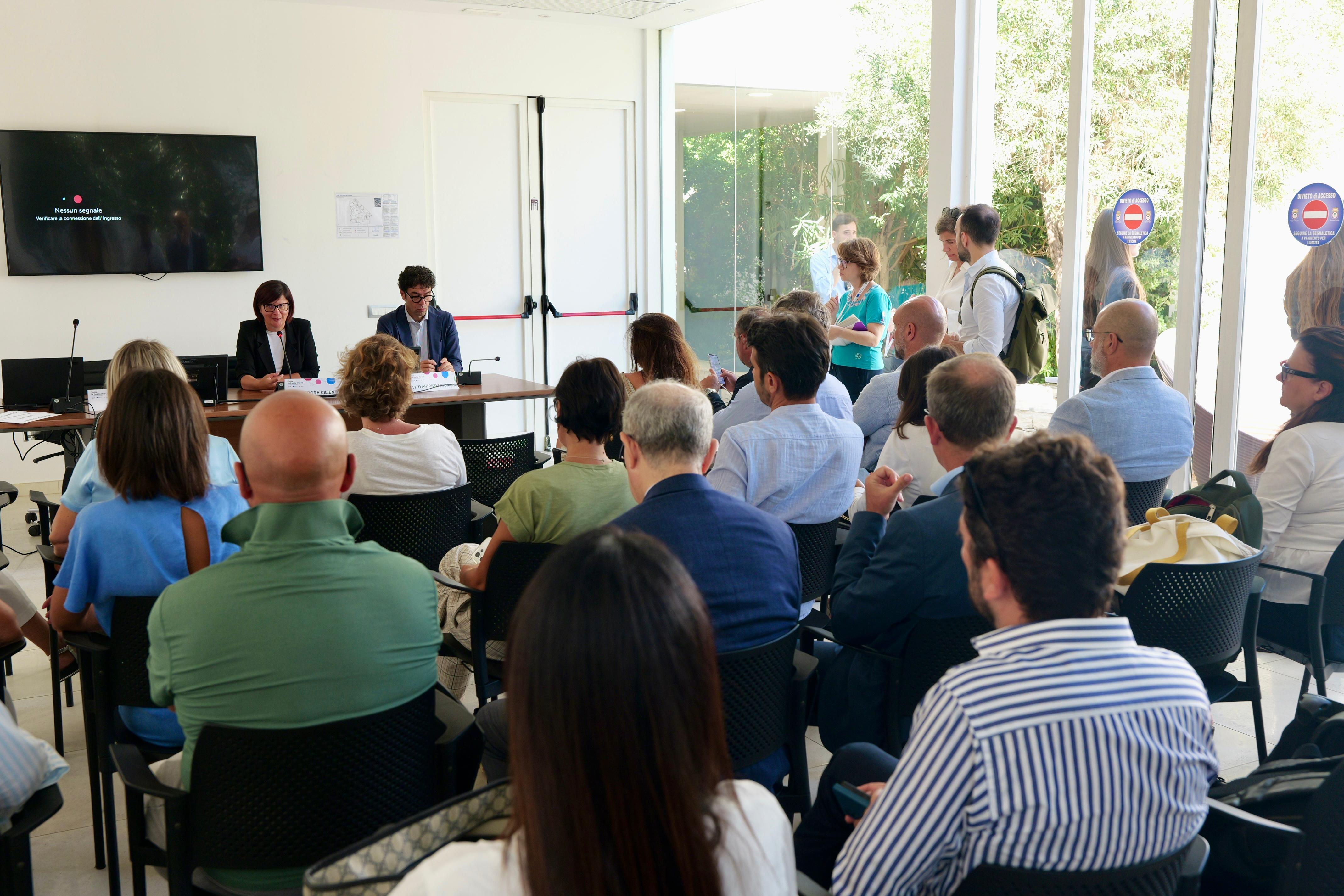 Galleria Fiera del Levante 2025. Trasporti, l’assessore Ciliento presenta una Puglia sempre più connessa con un TPL sempre più moderno e sicuro - Diapositiva 2 di 5