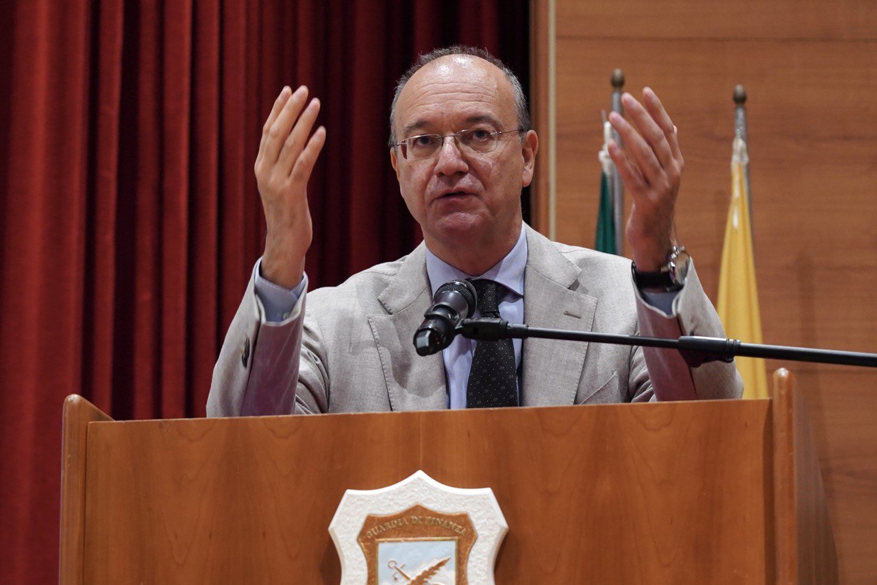 Galleria Emiliano e Leo al convegno “La Scuola, un cantiere sempre aperto sul futuro” con il Ministro Valditara. - Diapositiva 6 di 9