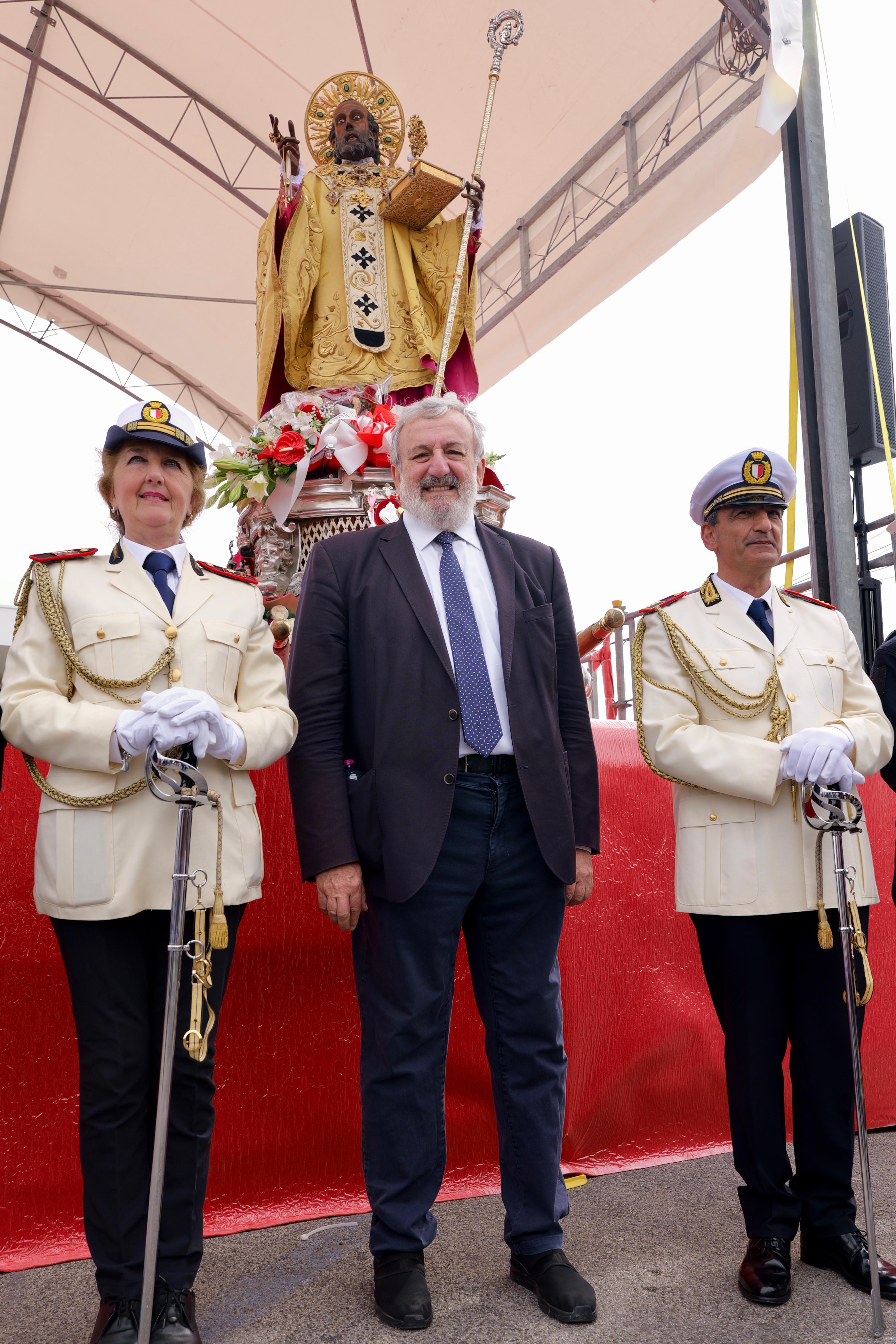 Galleria Bari, Emiliano alle celebrazioni per la festa di San Nicola: “E’ anche il patrono della Puglia che si celebra in giornate importanti” - Diapositiva 5 di 9