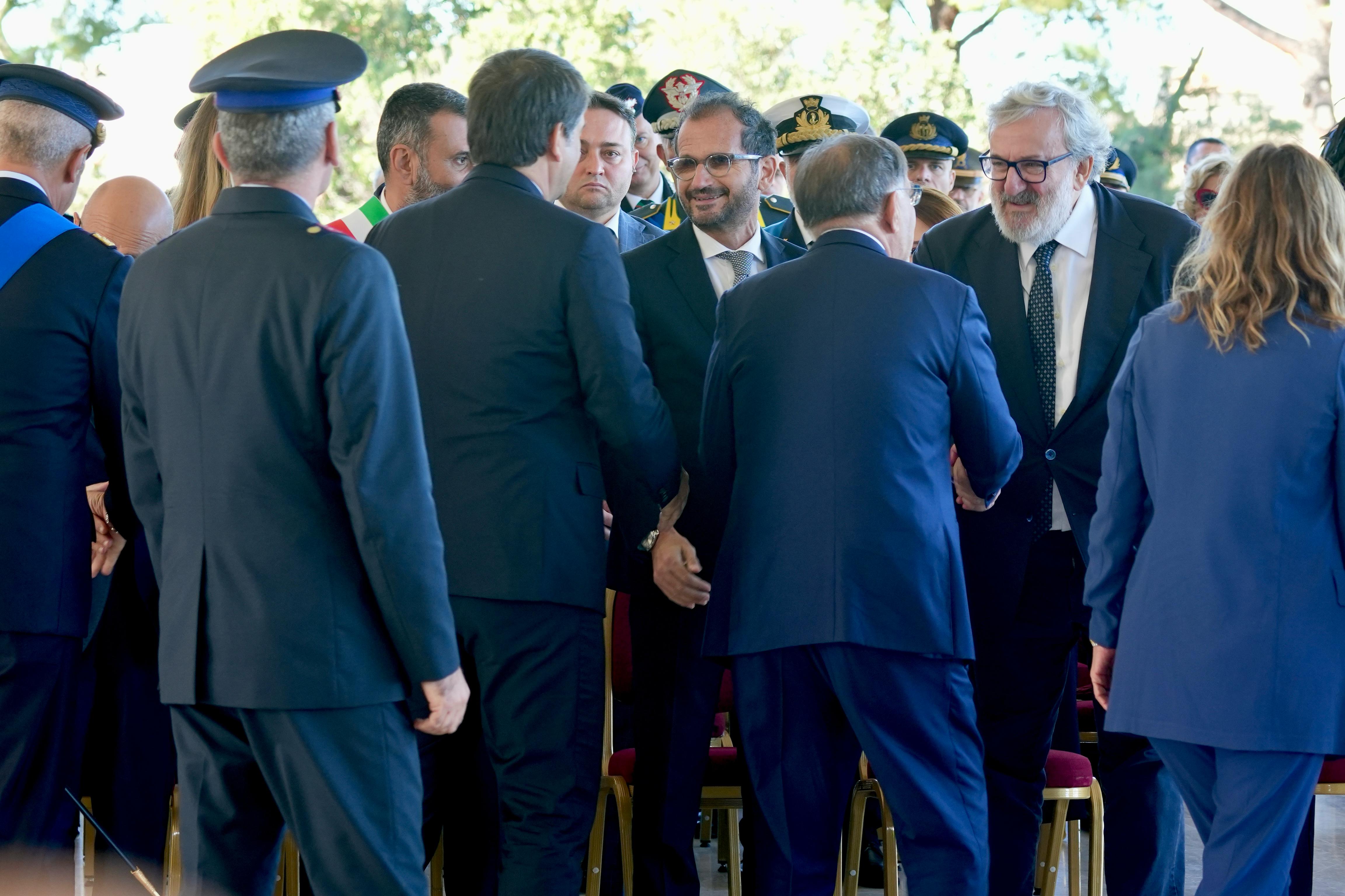 Galleria Il presidente Emiliano alle celebrazioni della Giornata dell'Unità nazionale e delle Forze Armate: “Festa che esprime gratitudine per i nostri caduti e volontà di pace” - Diapositiva 12 di 14