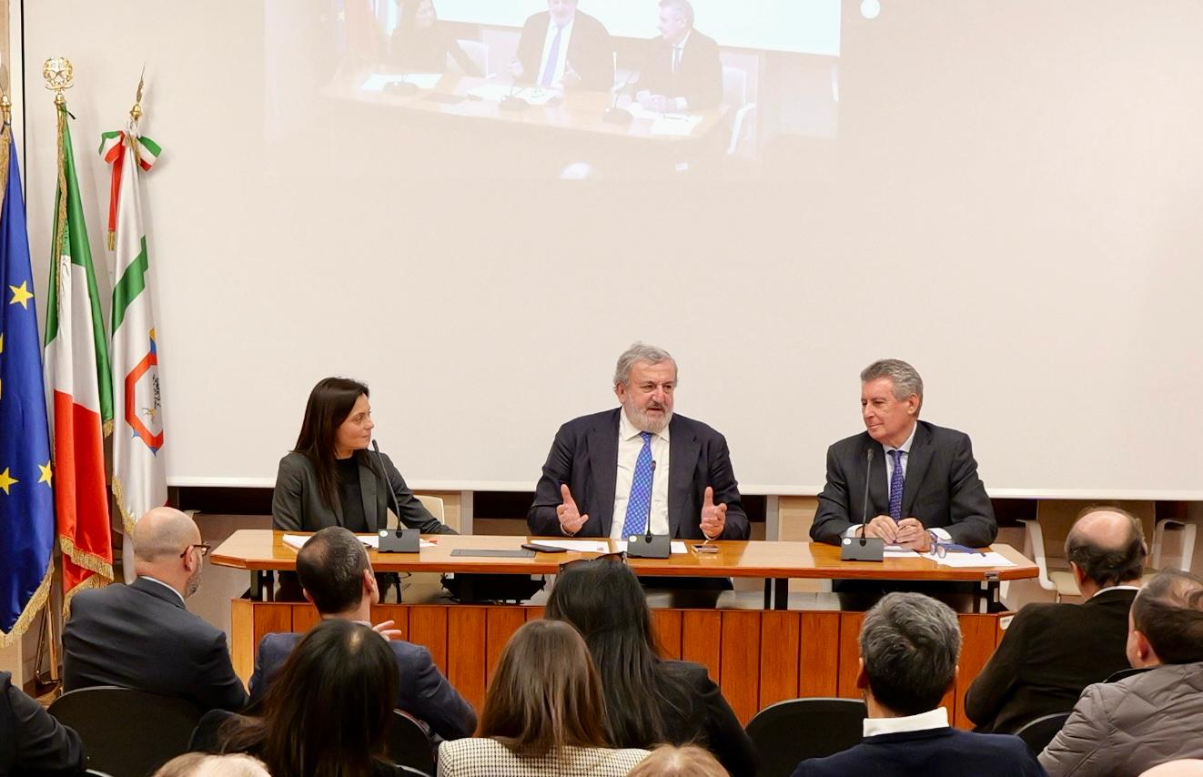 Galleria Premio Giorgio Ambrosoli e Regione Puglia per promuovere lo stato di diritto in funzione dello sviluppo economico e sociale - Diapositiva 4 di 8