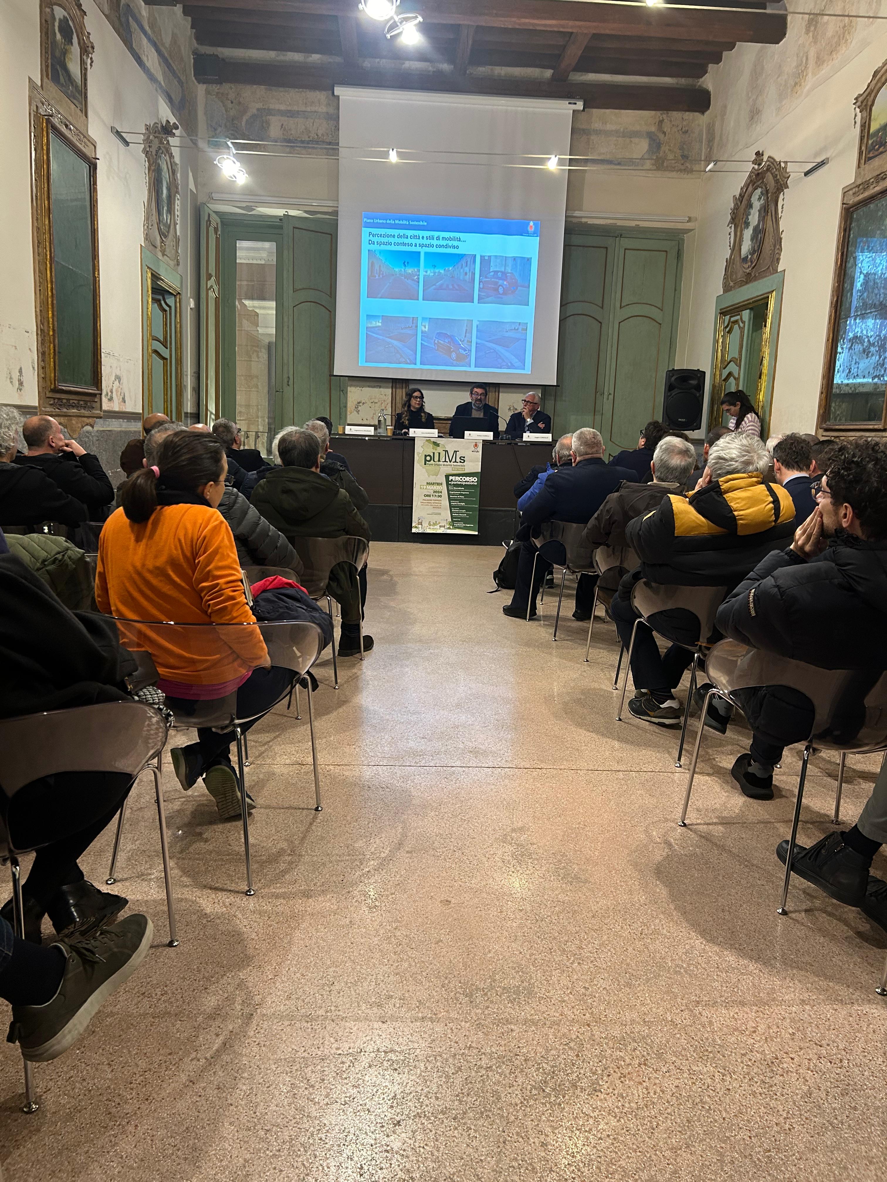 Galleria Trasporti, l’assessore Maurodinoia all’incontro pubblico sul PUMS di Bisceglie, strumento essenziale per una mobilità sostenibile in città - Diapositiva 3 di 5