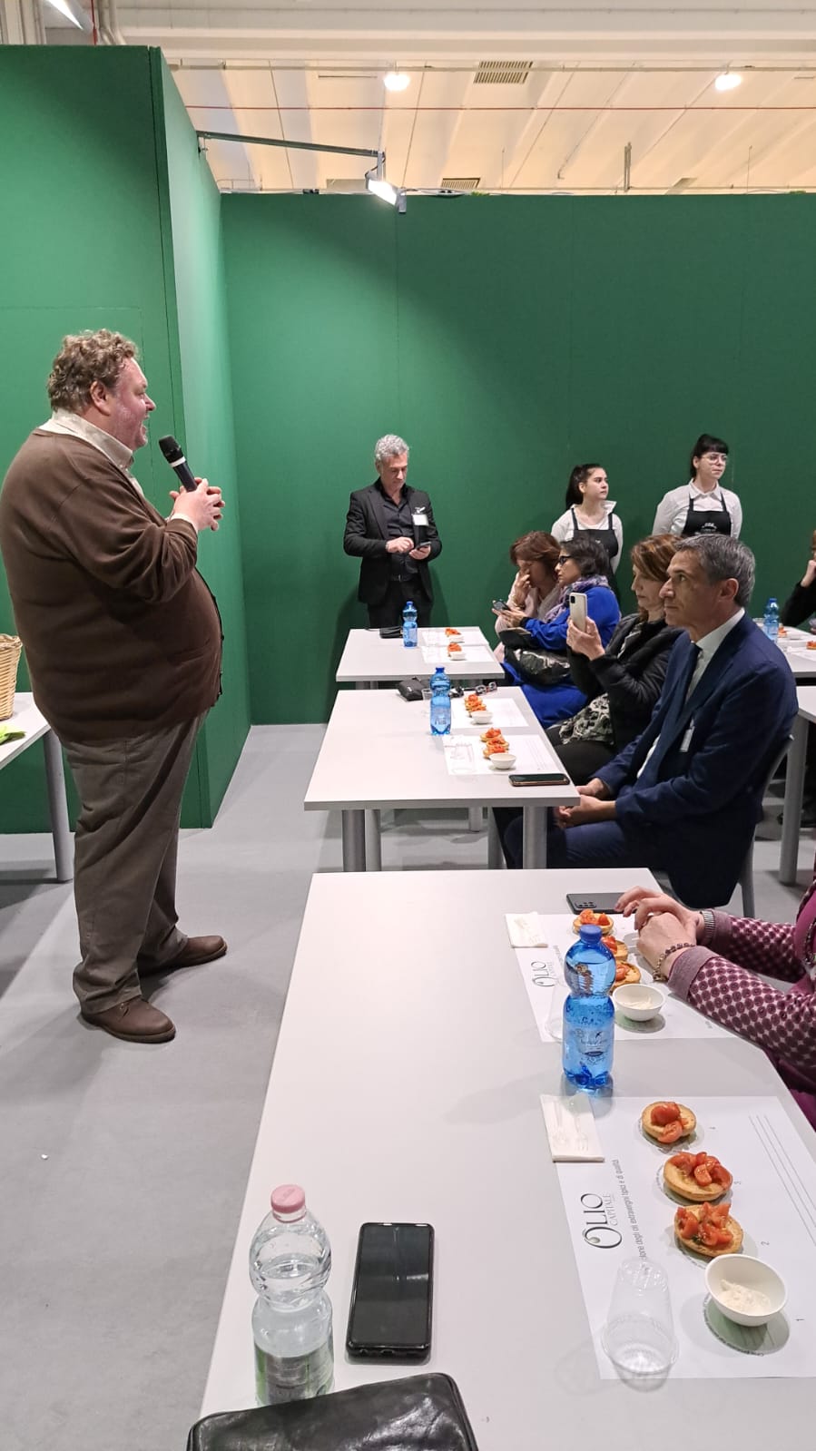 Galleria La Puglia a Olio Capitale 2023 di Trieste: il bilancio della prima giornata fieristica - Diapositiva 4 di 9