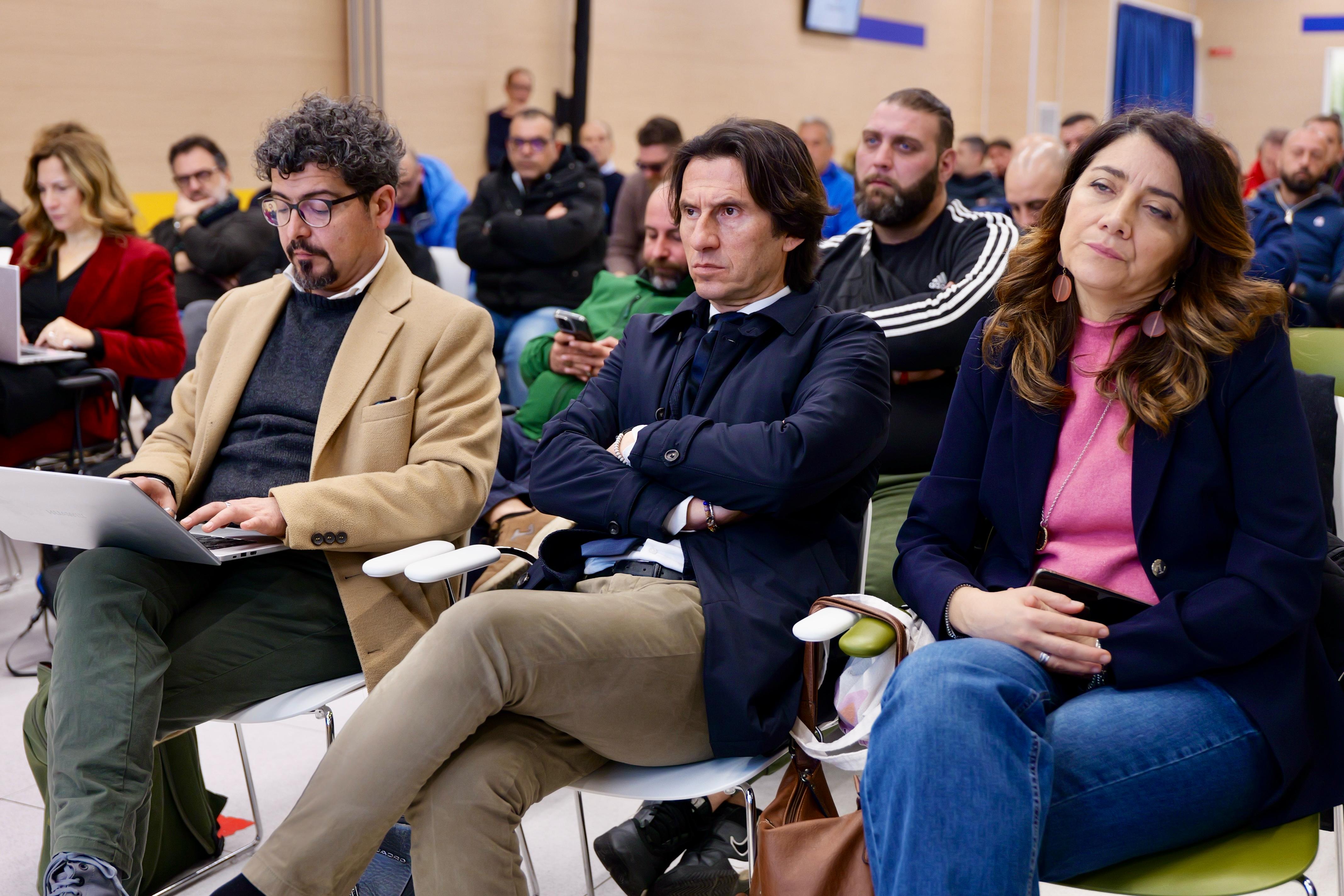 Galleria Vertenze Ilva, Leonardo, Versalis e automotive: Emiliano incontra sindacati e lavoratori - Diapositiva 8 di 18