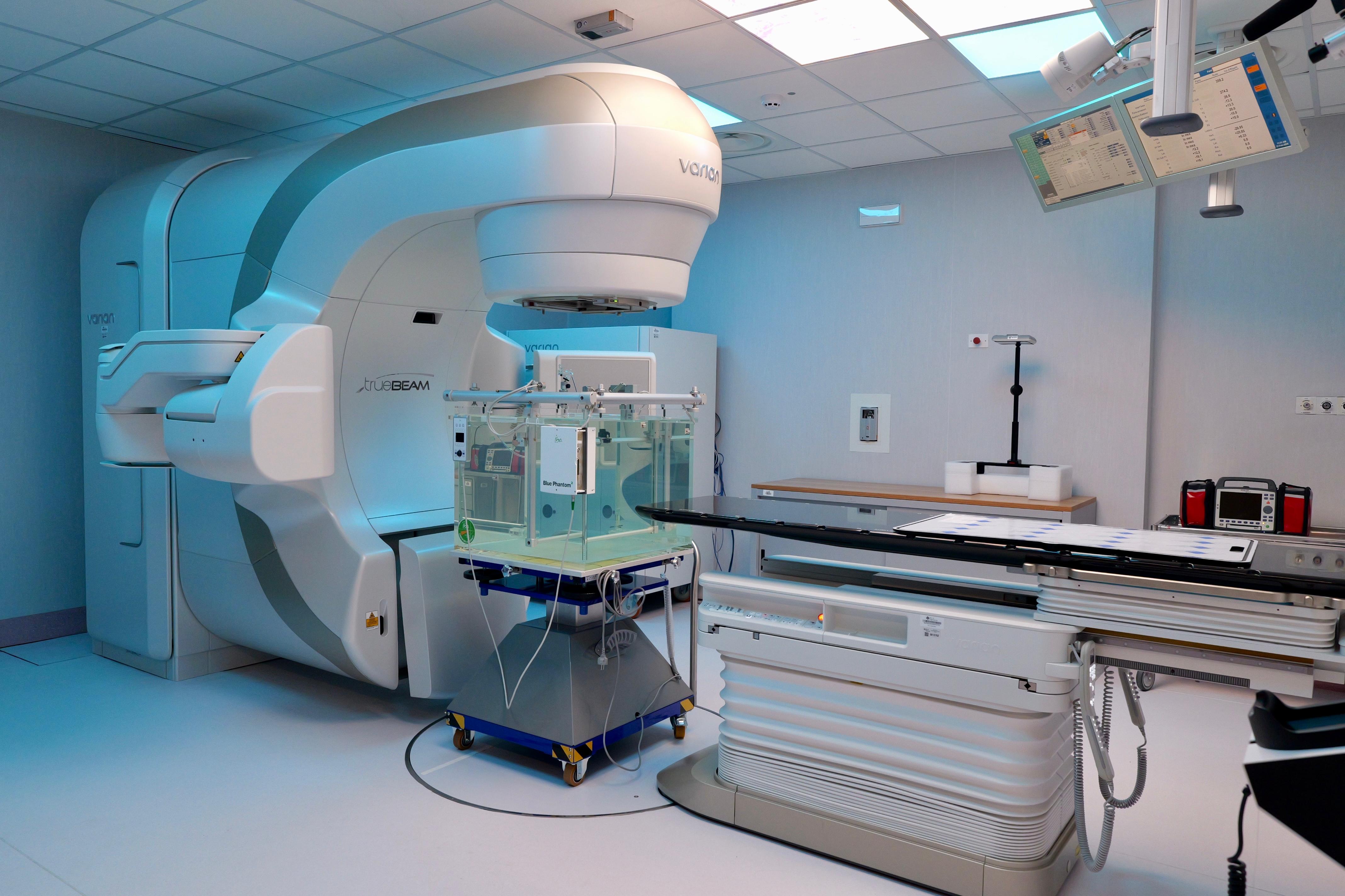 Galleria OSPEDALE DIMICCOLI DI BARLETTA: EMILIANO, PIEMONTESE E DIMATTEO ALL’ATTIVAZIONE DEL SECONDO  NUOVO ACCELERATORE LINEARE - Diapositiva 9 di 16