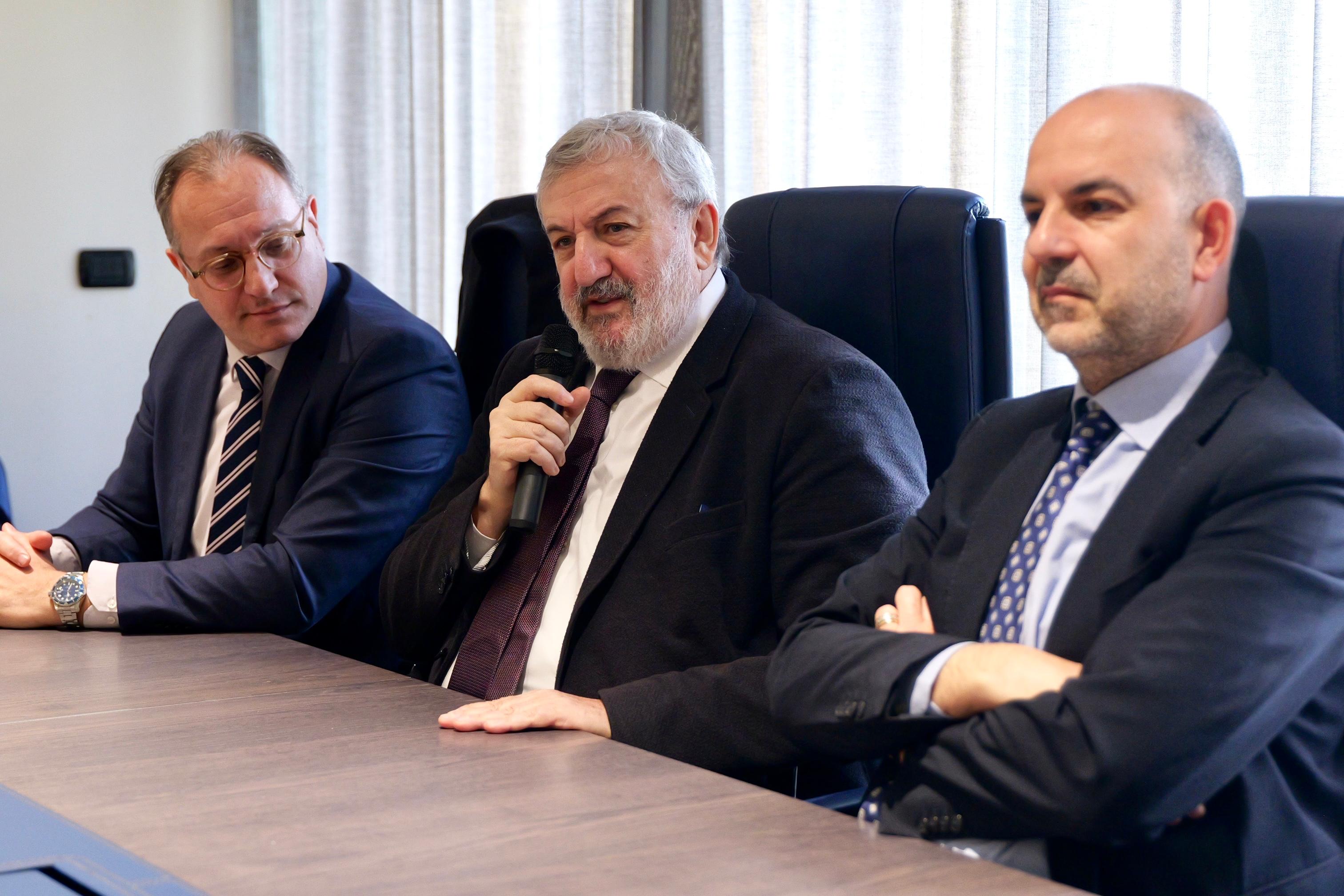 Galleria ASL BRINDISI, EMILIANO A FIRMA CONTRATTI SANITASERVICE E ALL’OSPEDALE PERRINO PER NUOVI APPARECCHI DI MEDICINA NUCLEARE E RADIOTERAPIA - Diapositiva 15 di 22