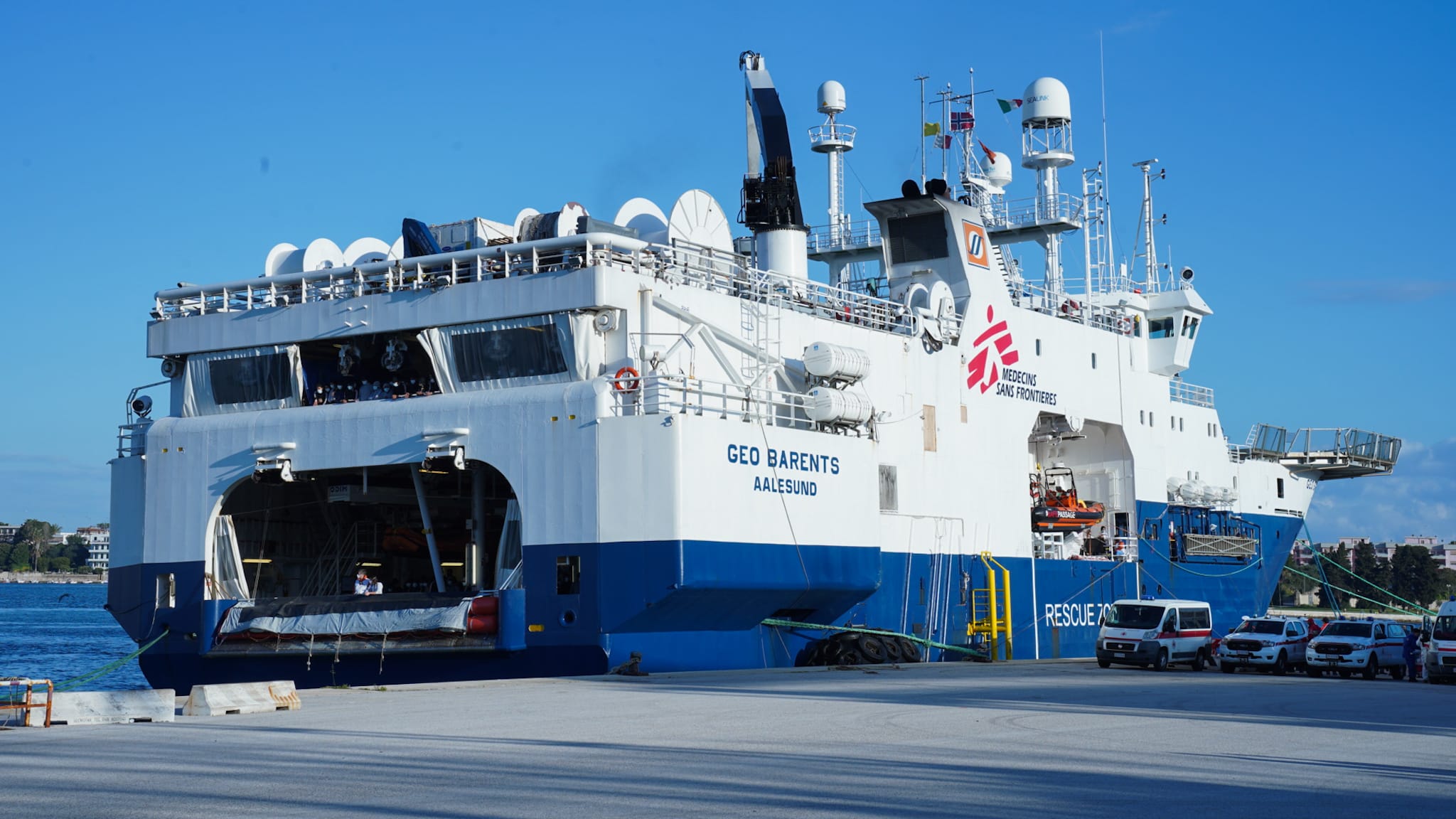 Galleria Emiliano a Brindisi per accogliere la nave di Medici Senza Frontiere con 339 persone salvate al largo di Malta - Diapositiva 5 di 34
