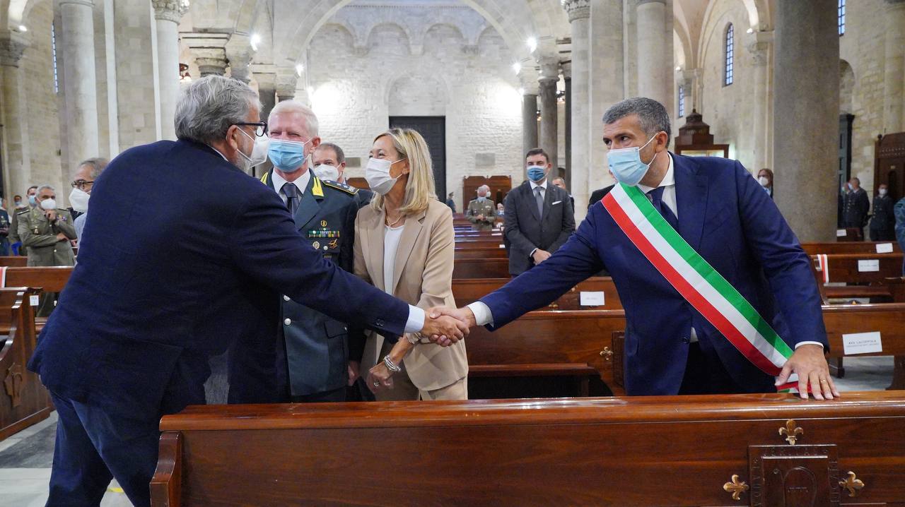 Galleria EMILIANO OGGI ALLE CELEBRAZIONI DELLA GUARDIA DI FINANZA - Diapositiva 10 di 11