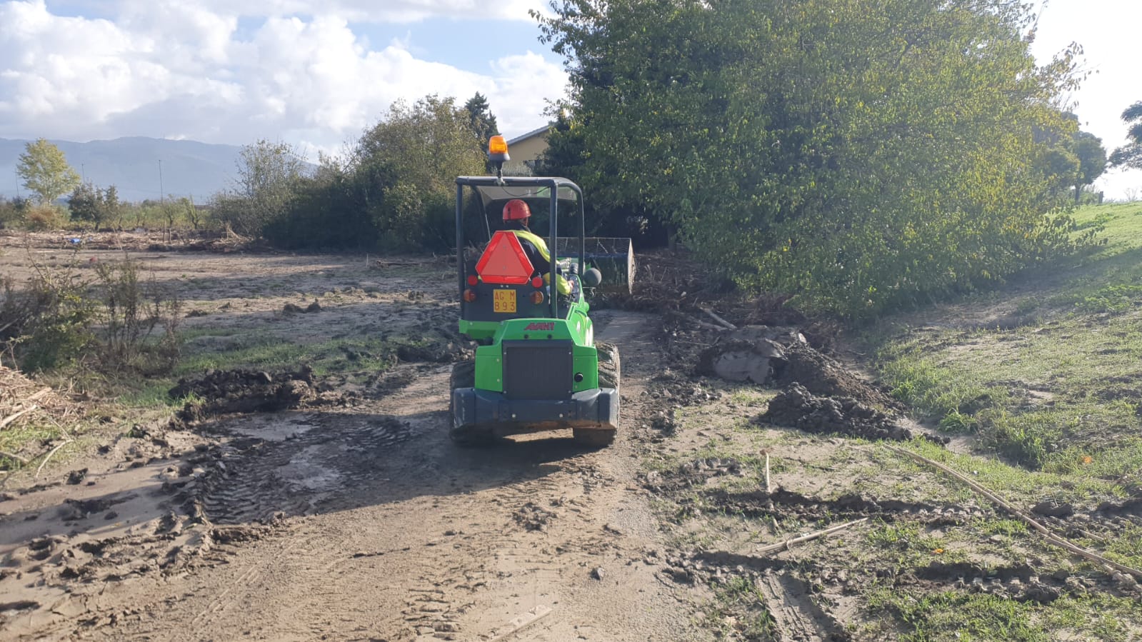 Galleria EMERGENZA ALLUVIONE, EMILIANO E GIANI A CAMPI BISENZIO CON LA COLONNA MOBILE DELLA PROTEZIONE CIVILE  - Diapositiva 7 di 18
