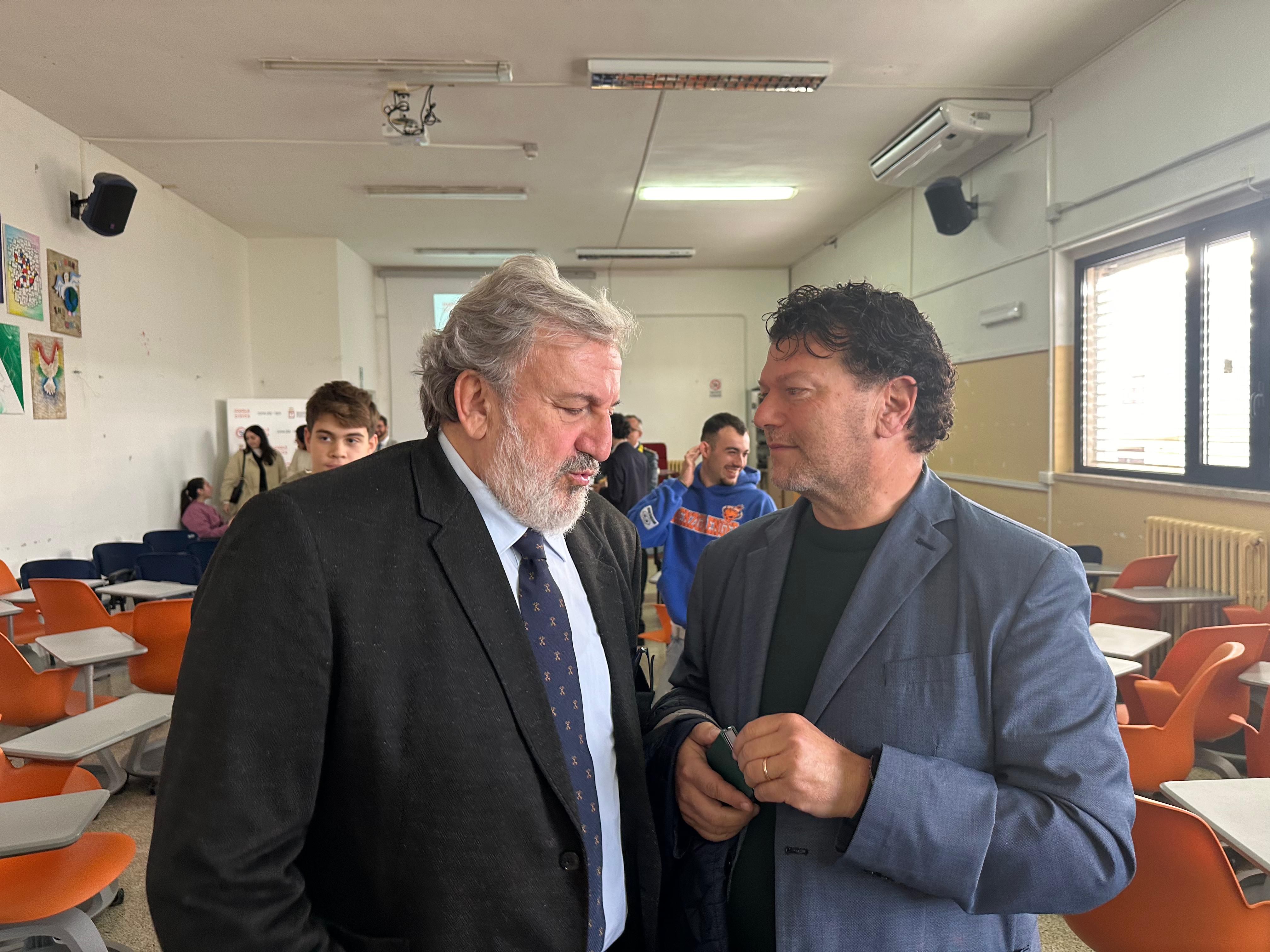 Galleria Tricase, Emiliano al liceo Stampacchia per dialogare con i giovani su legalità e territorio: “Il rispetto dei diritti è il modo per ricostruire la felicità” &nbsp; - Diapositiva 1 di 6