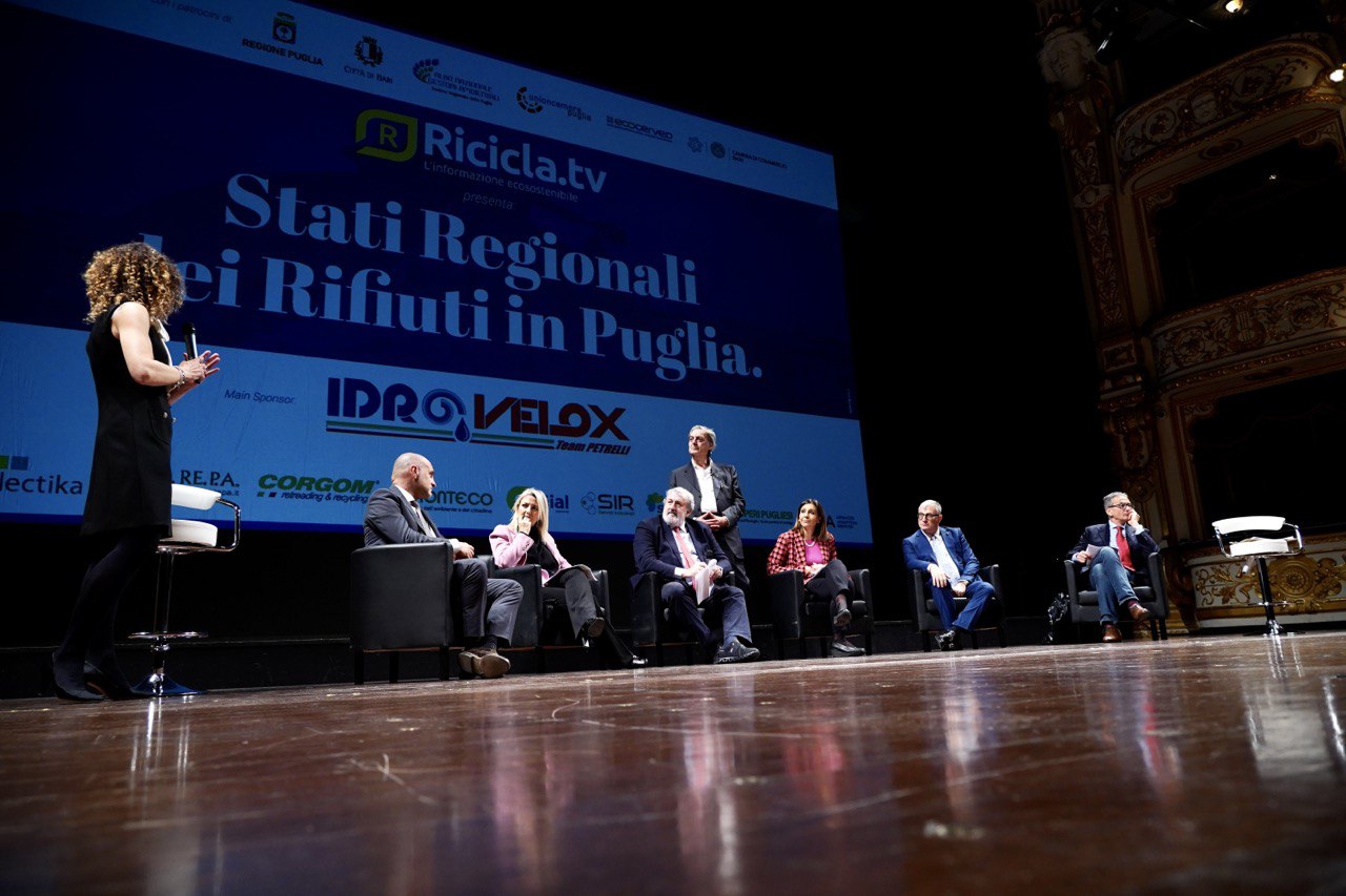 Galleria EMILIANO AGLI STATI REGIONALI DEI RIFIUTI:  “IL PIANO DELLA PUGLIA NON VUOLE IMPATTARE SULL’AMBIENTE. ASECO È UN’ALTERNATIVA PUBBLICA ALLE DIFFICOLTÀ. - Diapositiva 11 di 13