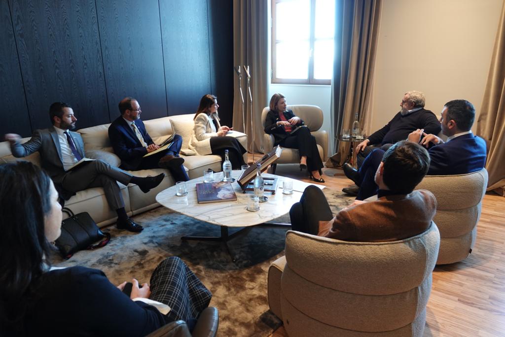 Galleria IL PRESIDENTE MICHELE EMILIANO INCONTRA LA CONSOLE GENERALE USA A NAPOLI TRACY ROBERTS-POUNDS - Diapositiva 3 di 4