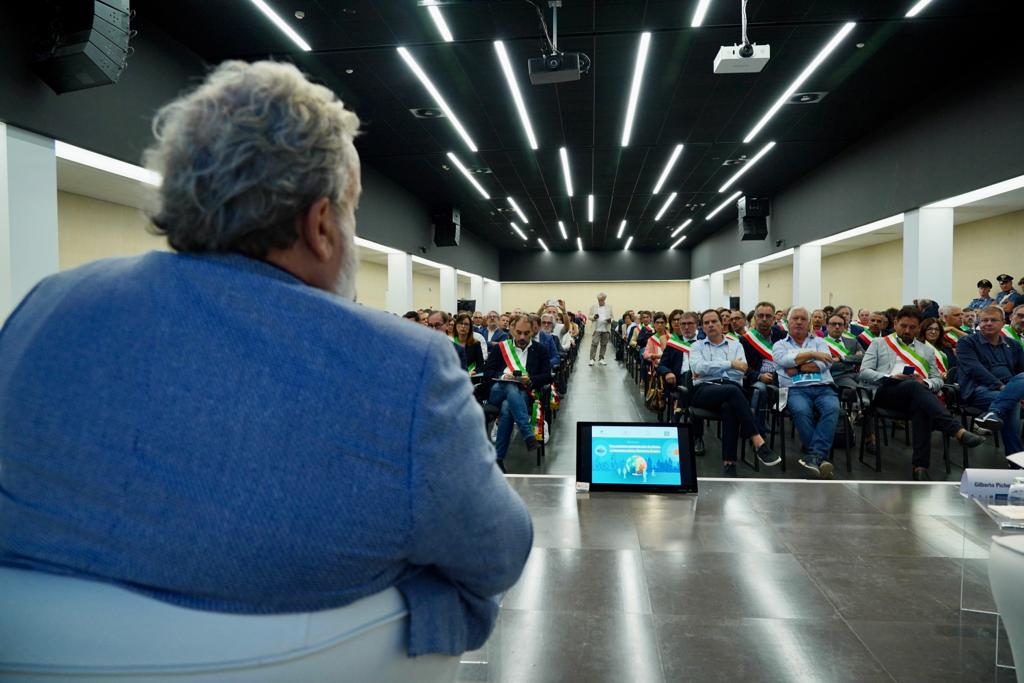 Galleria FdL 2023. Il ministro dell’Ambiente Pichetto Fratin e il presidente della Regione Puglia Emiliano al convegno sul cambiamento climatico - Diapositiva 14 di 17