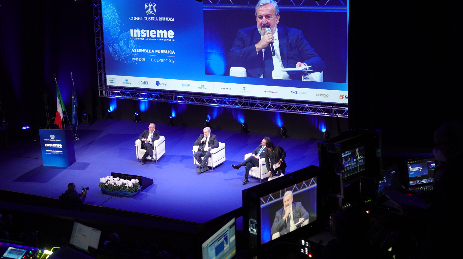 Galleria EMILIANO ALL’ASSEMBLEA DI CONFINDUSTRIA BRINDISI:  “VOGLIAMO TRASFORMARE BRINDISI NELLA CAPITALE DELL’INNOVAZIONE TECNOLOGICA DEL SALENTO” - Diapositiva 13 di 24