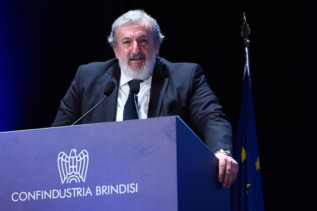Galleria EMILIANO ALL’ASSEMBLEA DI CONFINDUSTRIA BRINDISI: “LE SOLE RISORSE EUROPEE NON BASTANO, IL GOVERNO PROVVEDA CON SOLLECITUDINE A STANZIARE I FONDI FSC PER NON VANIFICARE GLI SFORZI COMPIUTI IN QUESTI ANNI DALLA PUGLIA” - Diapositiva 3 di 7