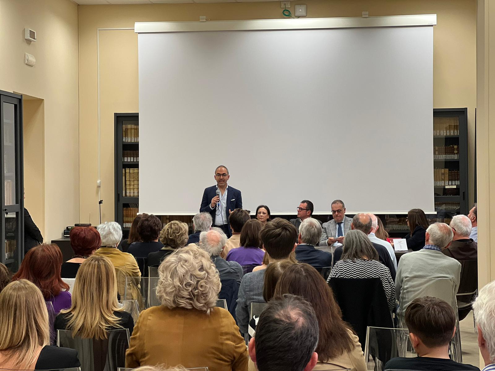 Galleria La biblioteca comunale di San Severo diventa una Community Library. Il vicepresidente Piemontese: “Un milione di euro stanziato dalla Regione. Investimento straordinario” - Diapositiva 2 di 9