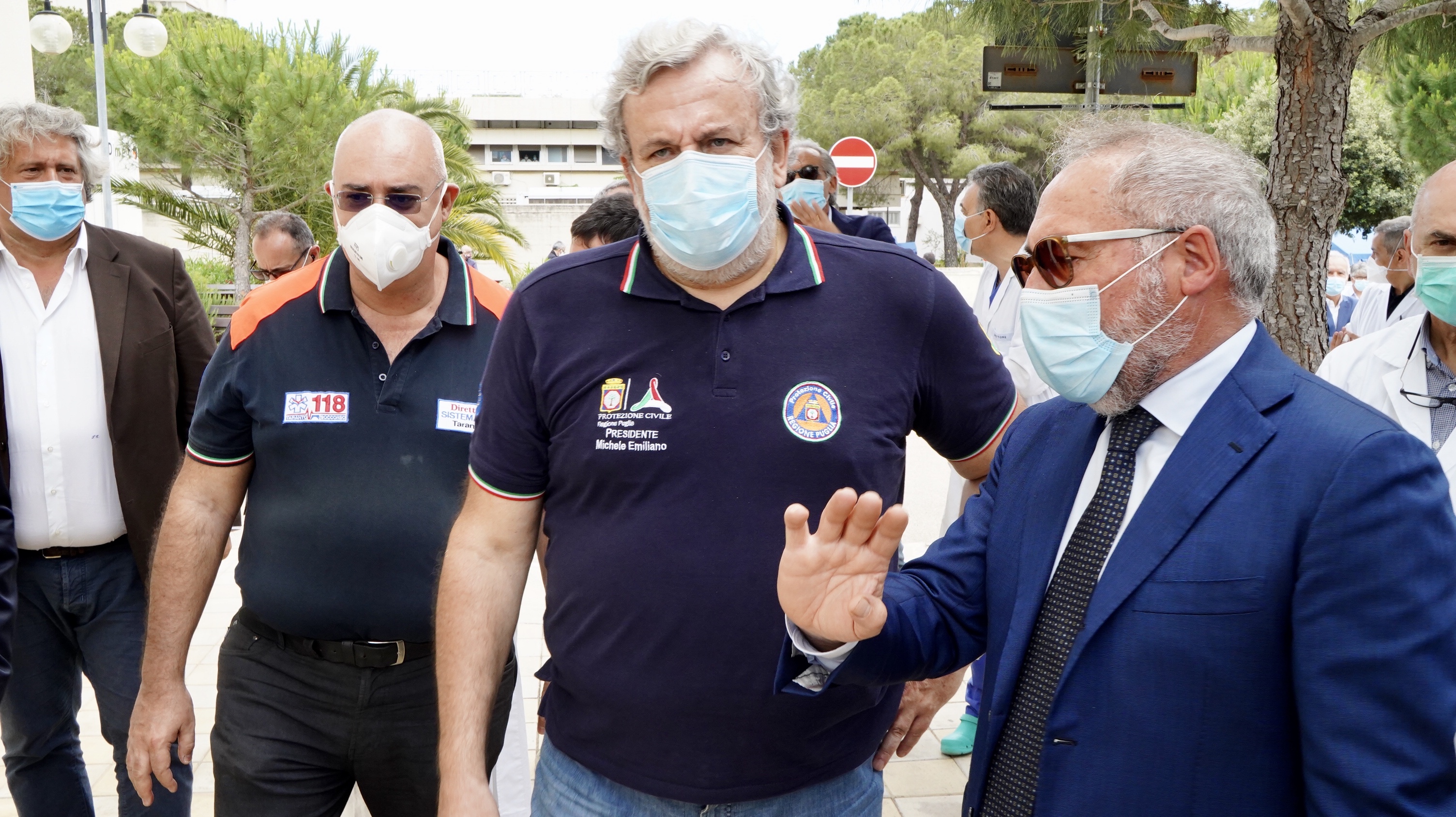 Galleria Emiliano visita il nuovo reparto di terapia intensiva realizzato dalla Protezione Civile della Regione Puglia - Diapositiva 4 di 11