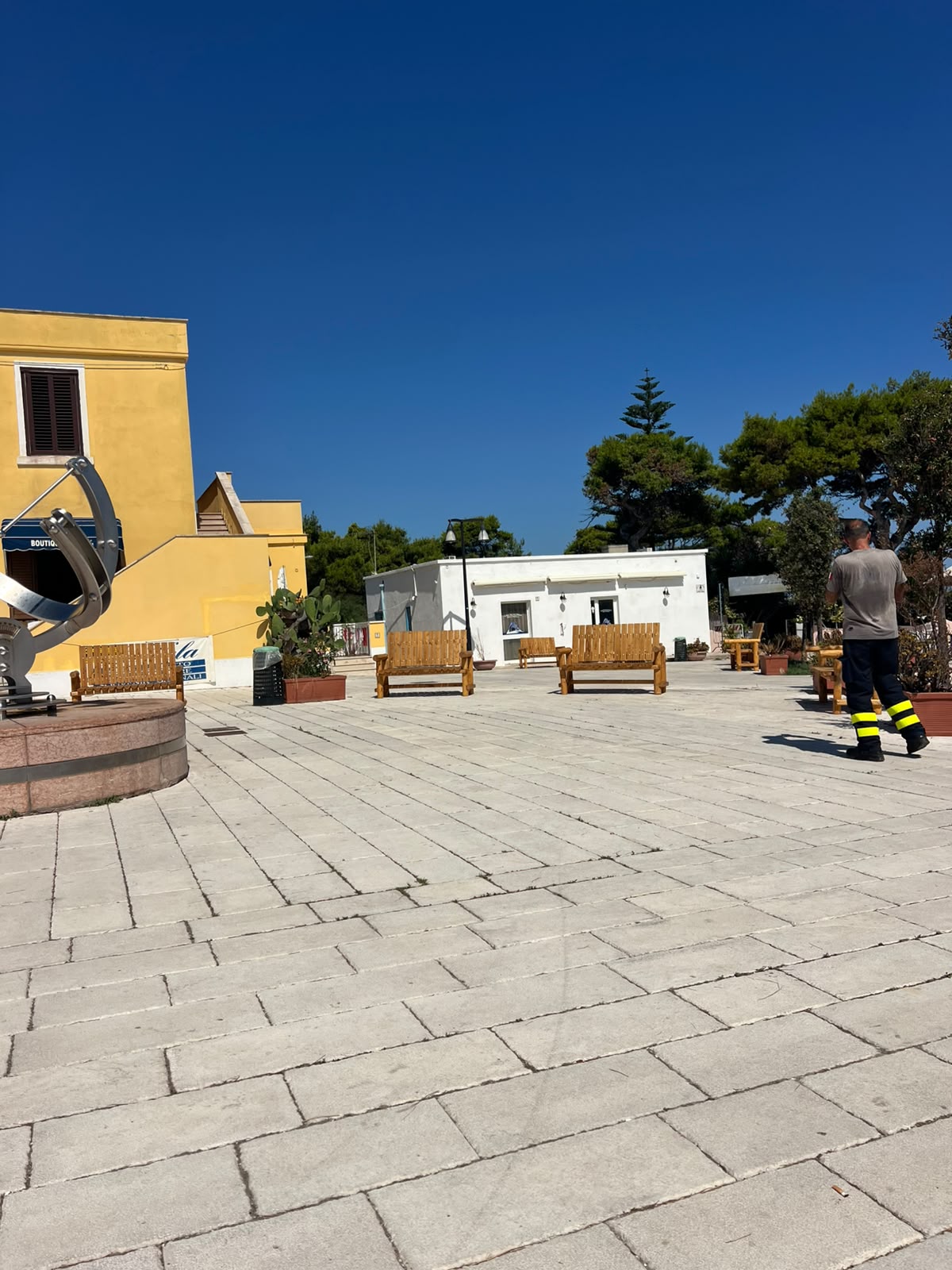 Galleria San Domino - Tremiti, 15 nuove panche per la riqualificazione dell’isola. - Diapositiva 3 di 4