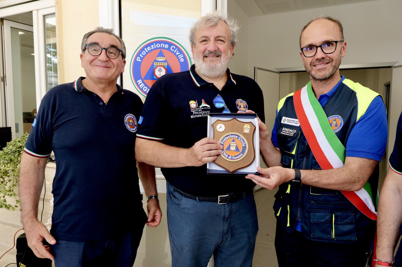 Galleria Il presidente Emiliano inaugura il presidio logistico operativo territoriale della Protezione civile a Montalbano di Fasano per la sicurezza della Provincia di Brindisi - Diapositiva 7 di 8