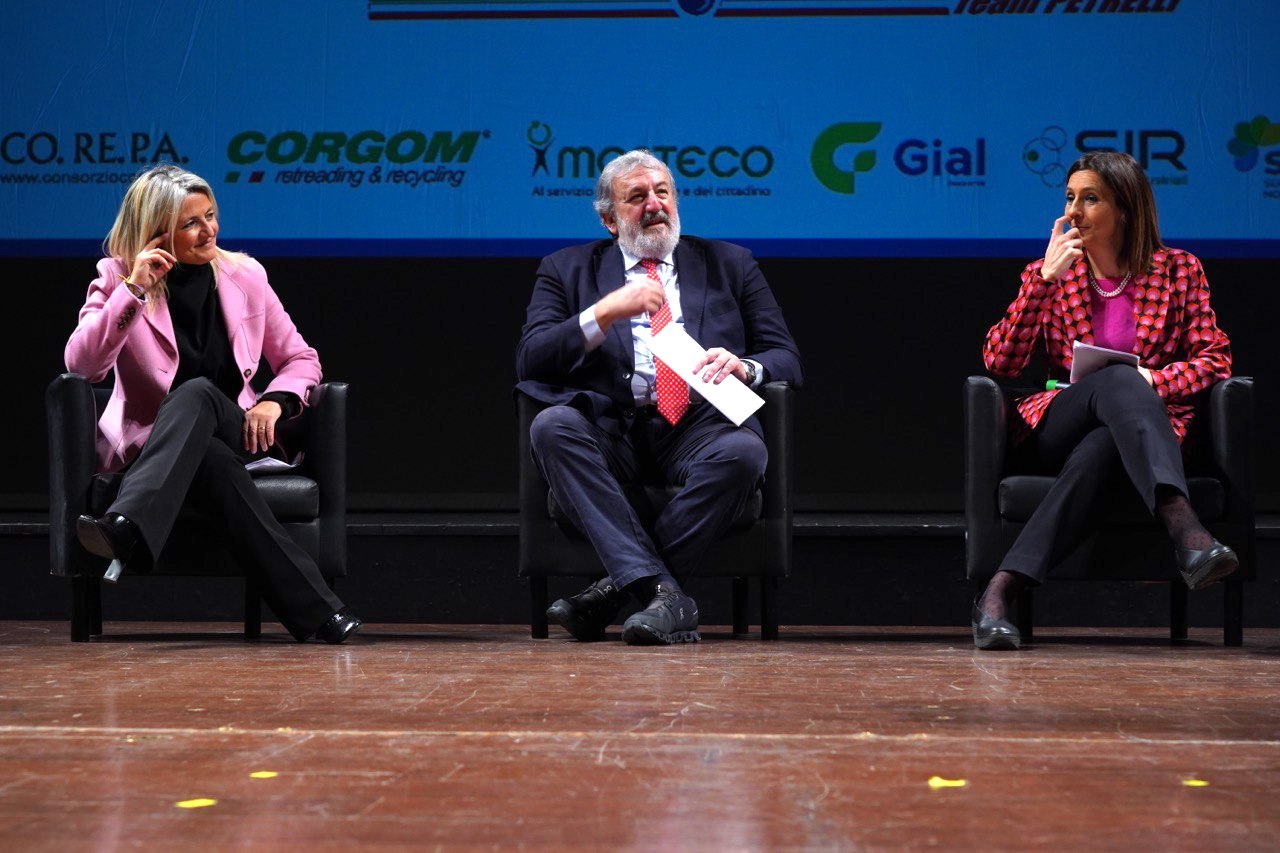 Galleria EMILIANO AGLI STATI REGIONALI DEI RIFIUTI:  “IL PIANO DELLA PUGLIA NON VUOLE IMPATTARE SULL’AMBIENTE. ASECO È UN’ALTERNATIVA PUBBLICA ALLE DIFFICOLTÀ. - Diapositiva 1 di 13