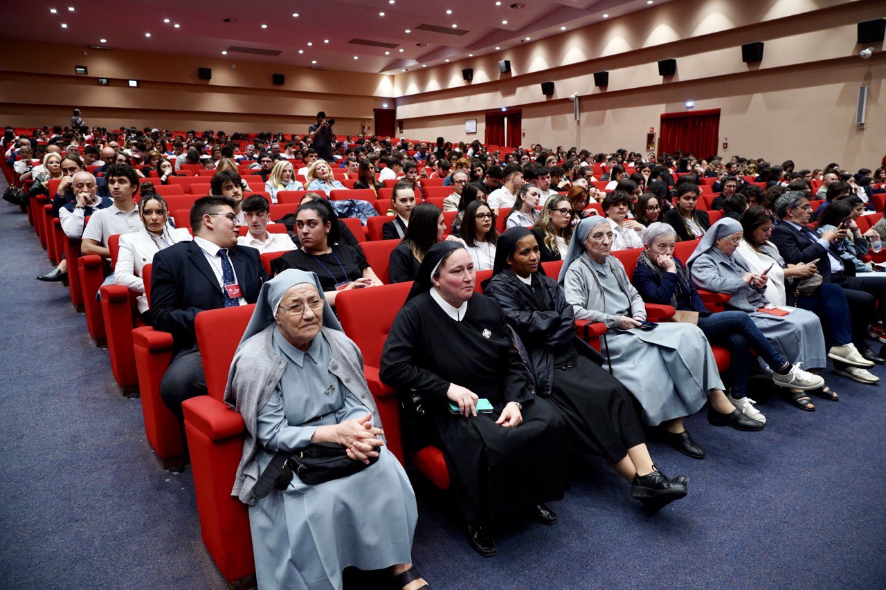 Galleria Emiliano e Leo al convegno “La Scuola, un cantiere sempre aperto sul futuro” con il Ministro Valditara. - Diapositiva 3 di 9