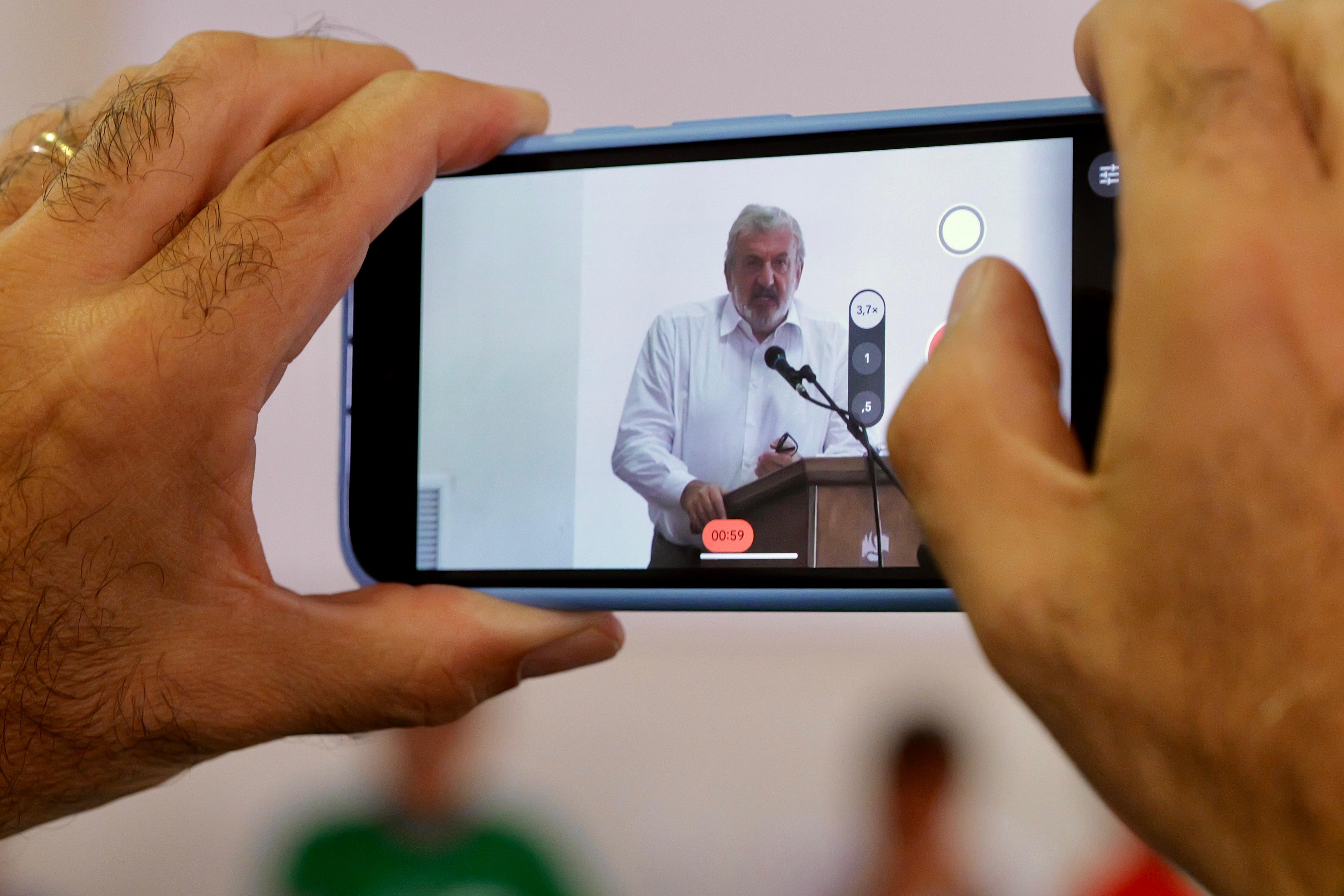 Galleria Il presidente Emiliano al consiglio di fabbrica ex Ilva: “il sindacato ci chiede di non mollare sulla decarbonizzazione e di non favorire la deindustrializzazione” - Diapositiva 3 di 7