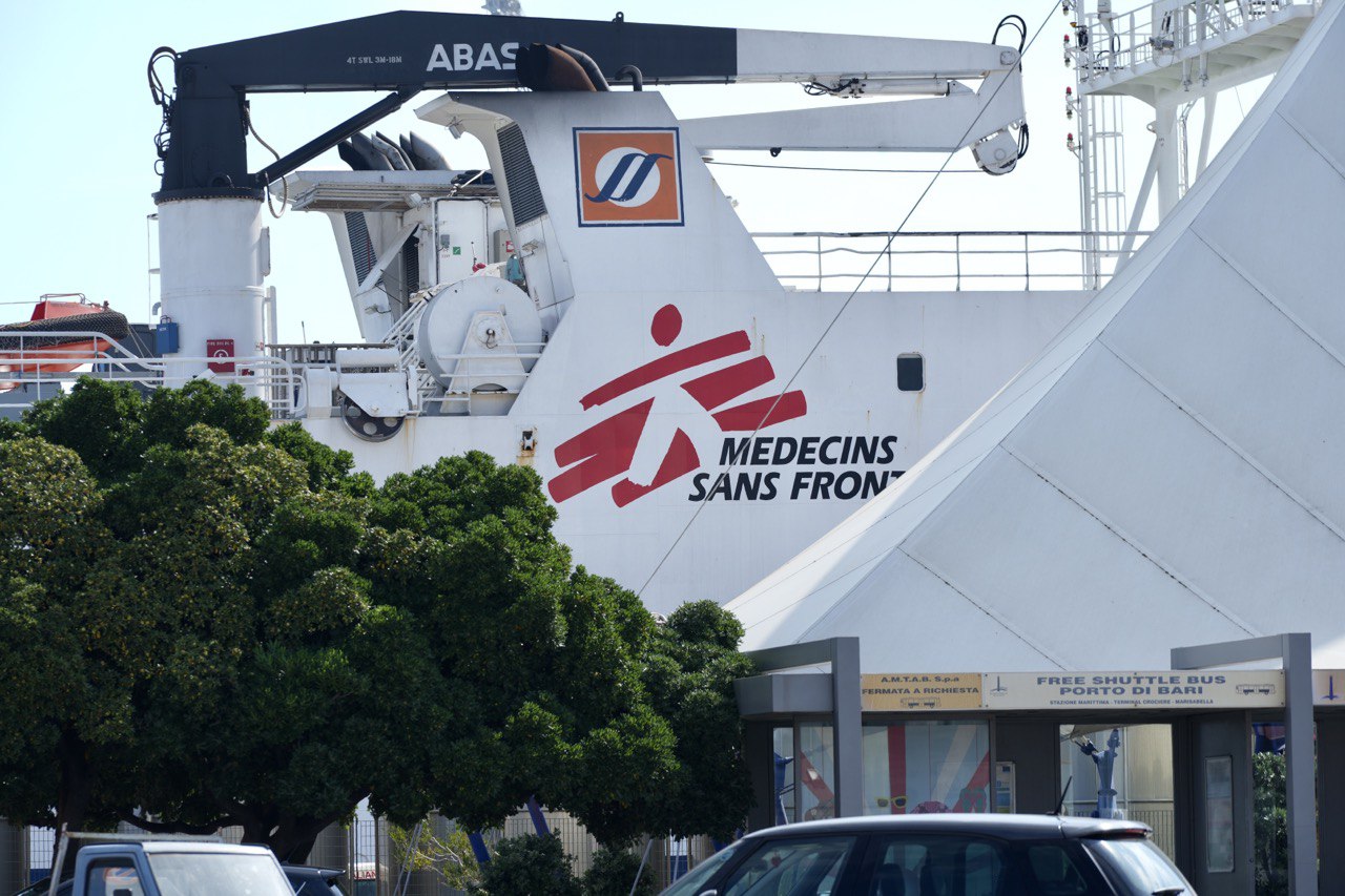 Galleria Attraccata nel terminal crociere di Bari la nave Geo Barents con 600 persone soccorse - Diapositiva 5 di 9