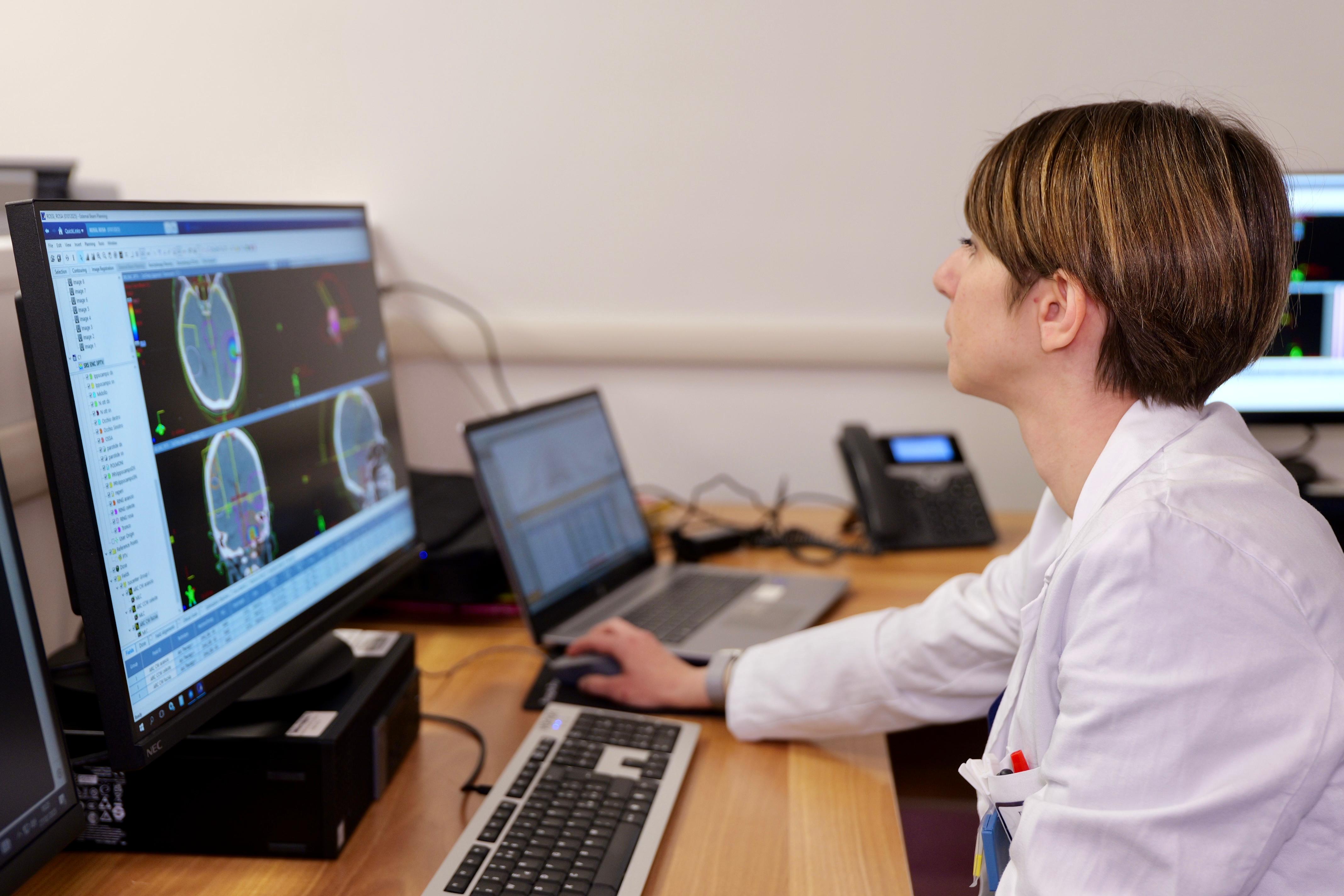 Galleria OSPEDALE DIMICCOLI DI BARLETTA: EMILIANO, PIEMONTESE E DIMATTEO ALL’ATTIVAZIONE DEL SECONDO  NUOVO ACCELERATORE LINEARE - Diapositiva 3 di 16