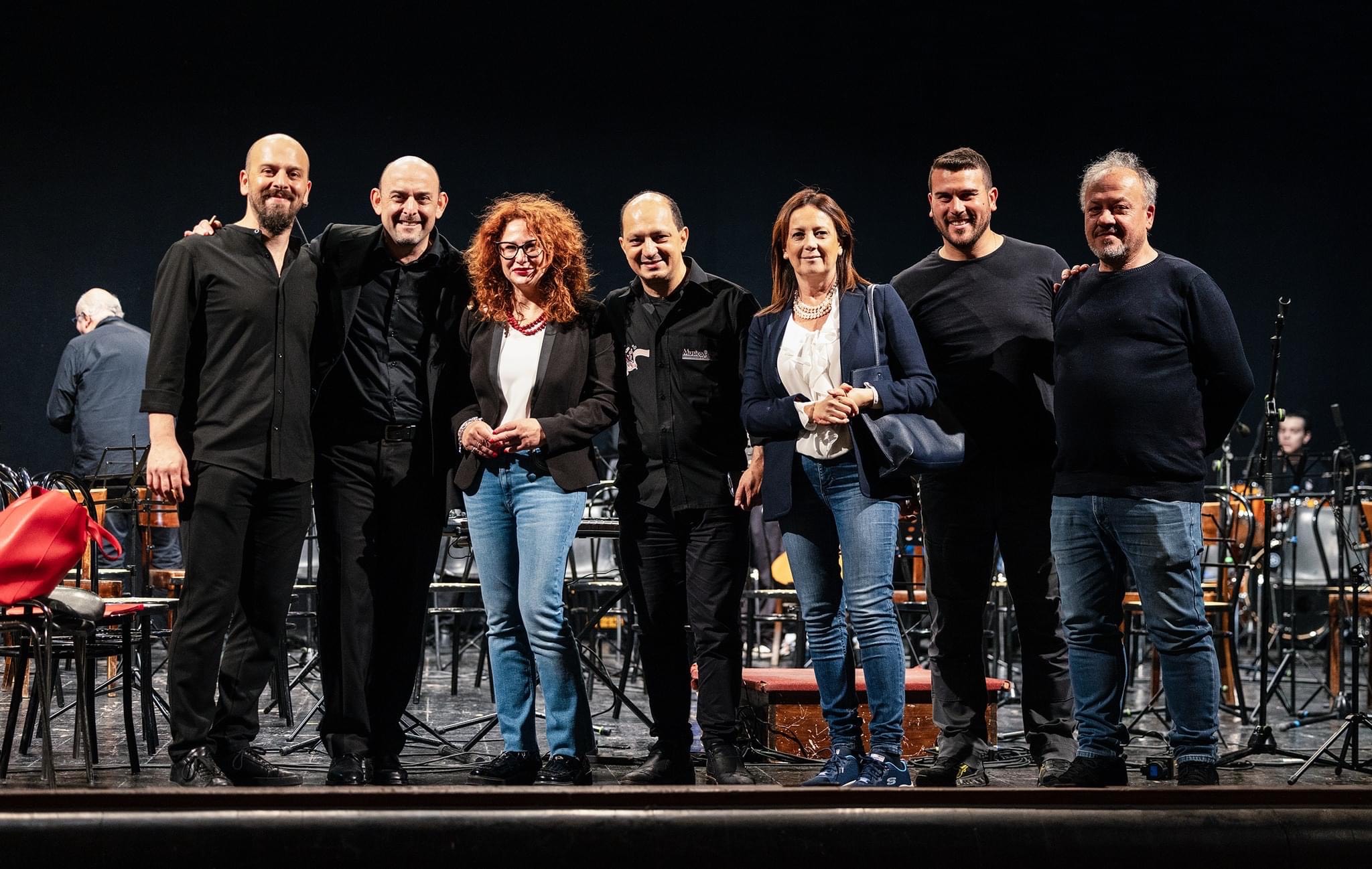Galleria Oggi la consigliera delegata alle Politiche Culturali Grazia Di Bari al teatro Verdi di San Severo al concerto “Damareamare” Viaggio nel sociale tra musica e bellezza - Diapositiva 1 di 2