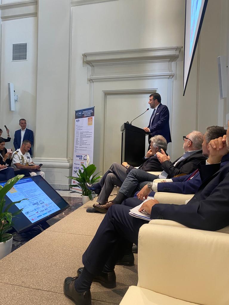 Galleria Trasporti, Maurodinoia: “La transizione energetica nel TPL impegno prioritario della Regione Puglia pronta ad affrontare anche le criticità” - Diapositiva 1 di 4