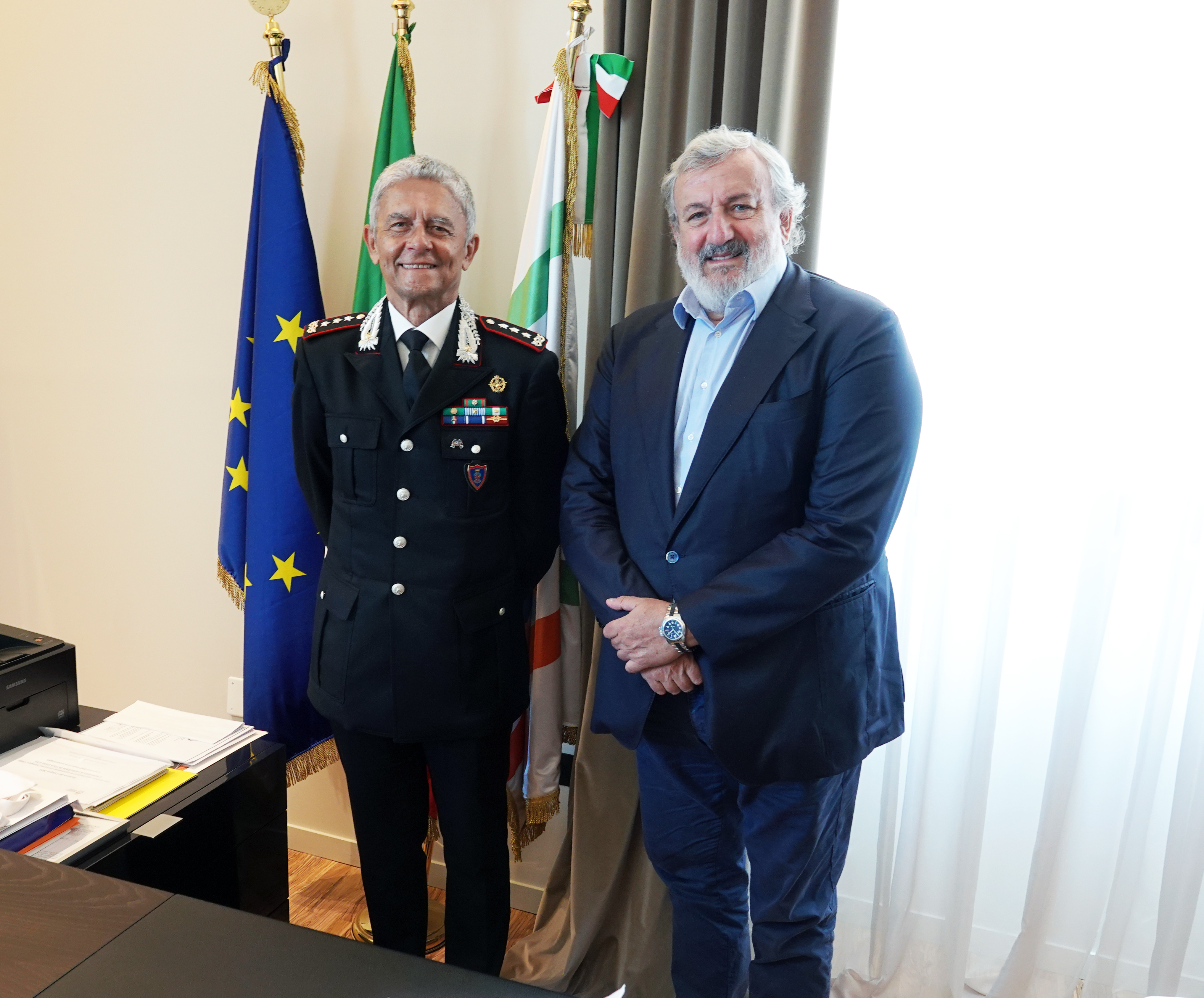 Galleria EMILIANO RICEVE IL GENERALE DE VITA, NUOVO COMANDANTE INTERREGIONALE CARABINIERI “OGADEN” - Diapositiva 1 di 2