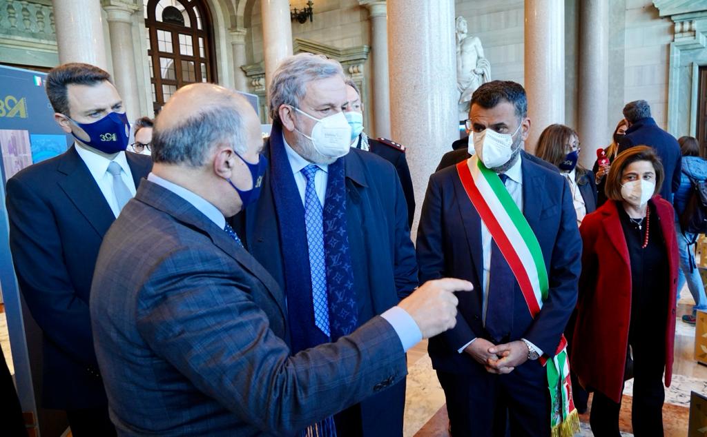 Galleria Emiliano alla mostra per i 30 anni della DIA: “Qui vedo scorrere la mia vita. La DIA nacque da un’intuizione di Falcone e ora l’Italia è riferimento nel mondo per il contrasto alle mafie” - Diapositiva 4 di 6