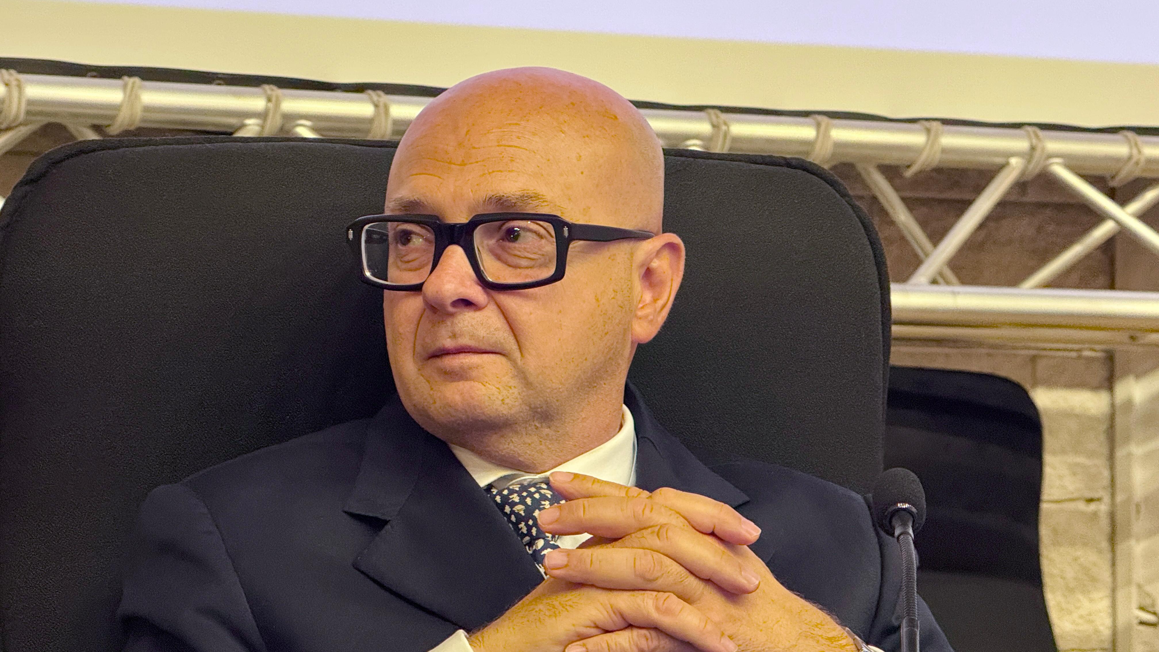 Galleria EMILIANO AL CONGRESSO SUI NUOVI ORIZZONTI DELLA CARDIOLOGIA: “LA PUGLIA PRIMA IN ITALIA PER I TRAPIANTI DI CUORE, GRAZIE ALLA GRANDE SINERGIA TRA POLICLINICO DI BARI, REGIONE E TANTI MEDICI” - Diapositiva 2 di 8