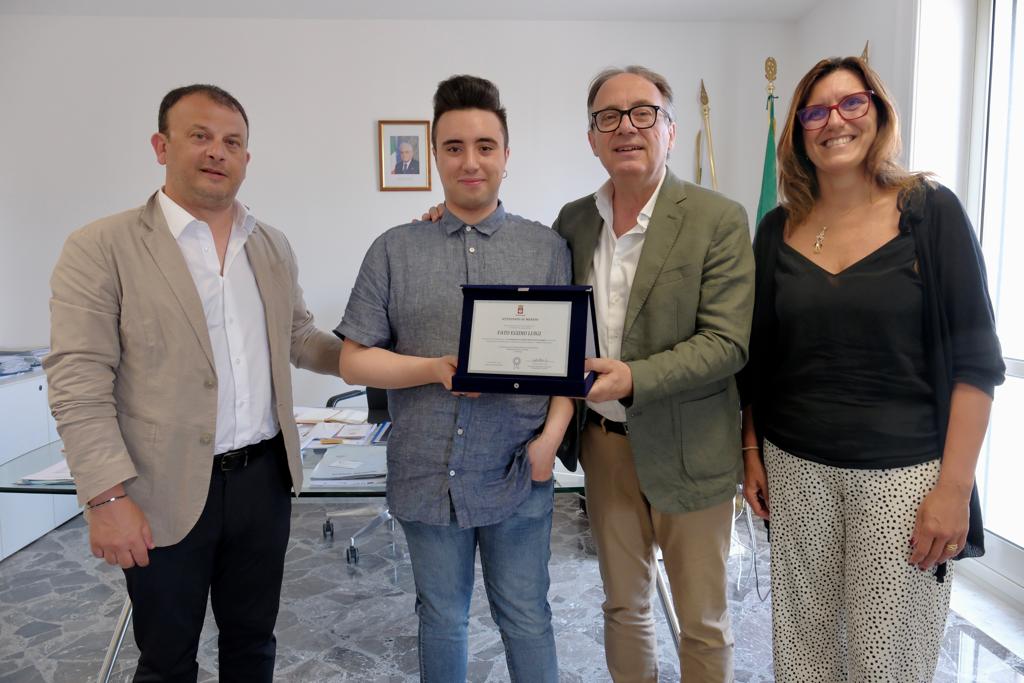 Galleria L’assessore regionale Leo premia studente vincitore del concorso nazionale di lingua francese - Diapositiva 2 di 6