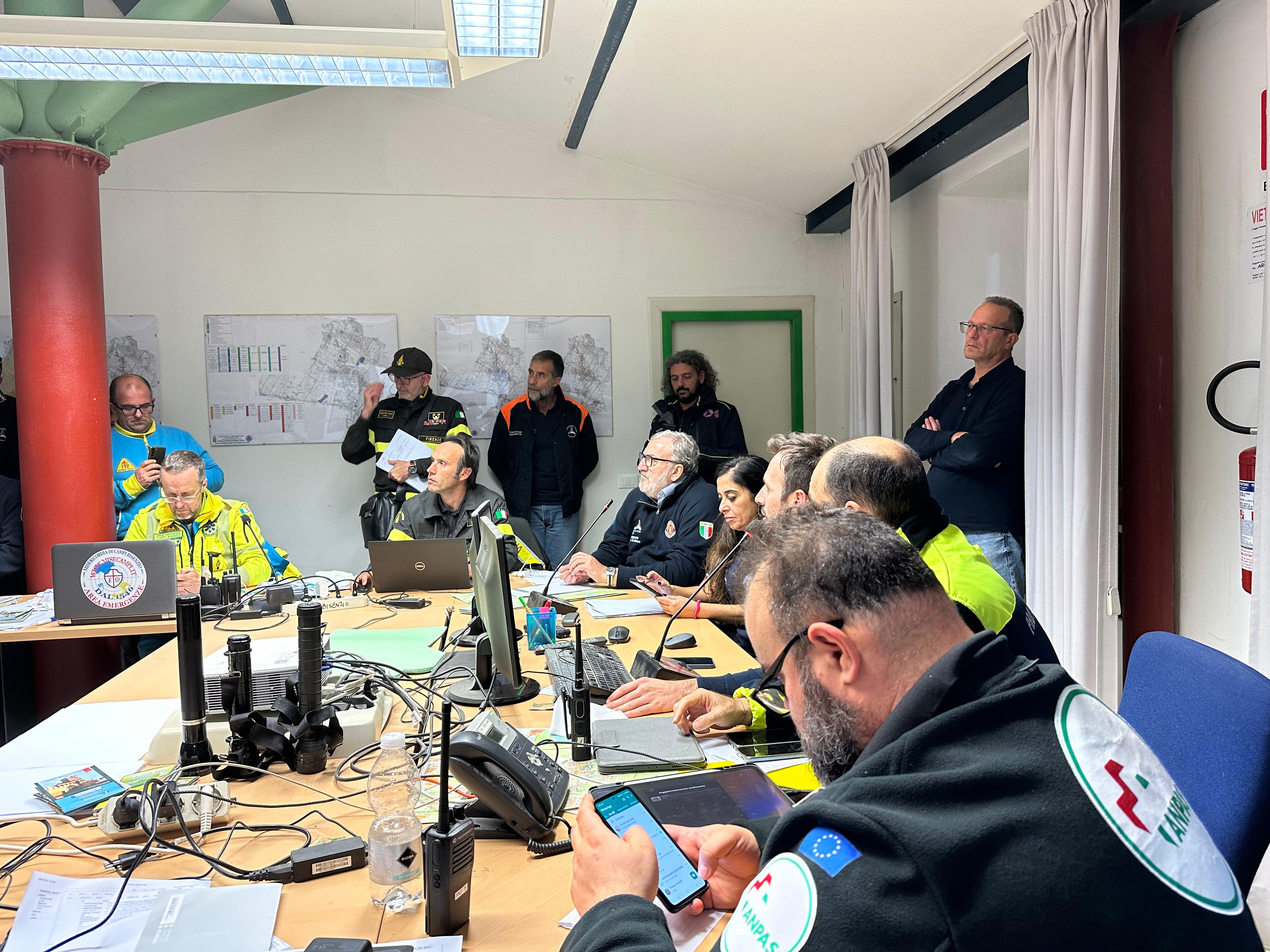 Galleria EMERGENZA ALLUVIONE, EMILIANO E GIANI A CAMPI BISENZIO CON LA COLONNA MOBILE DELLA PROTEZIONE CIVILE  - Diapositiva 6 di 18