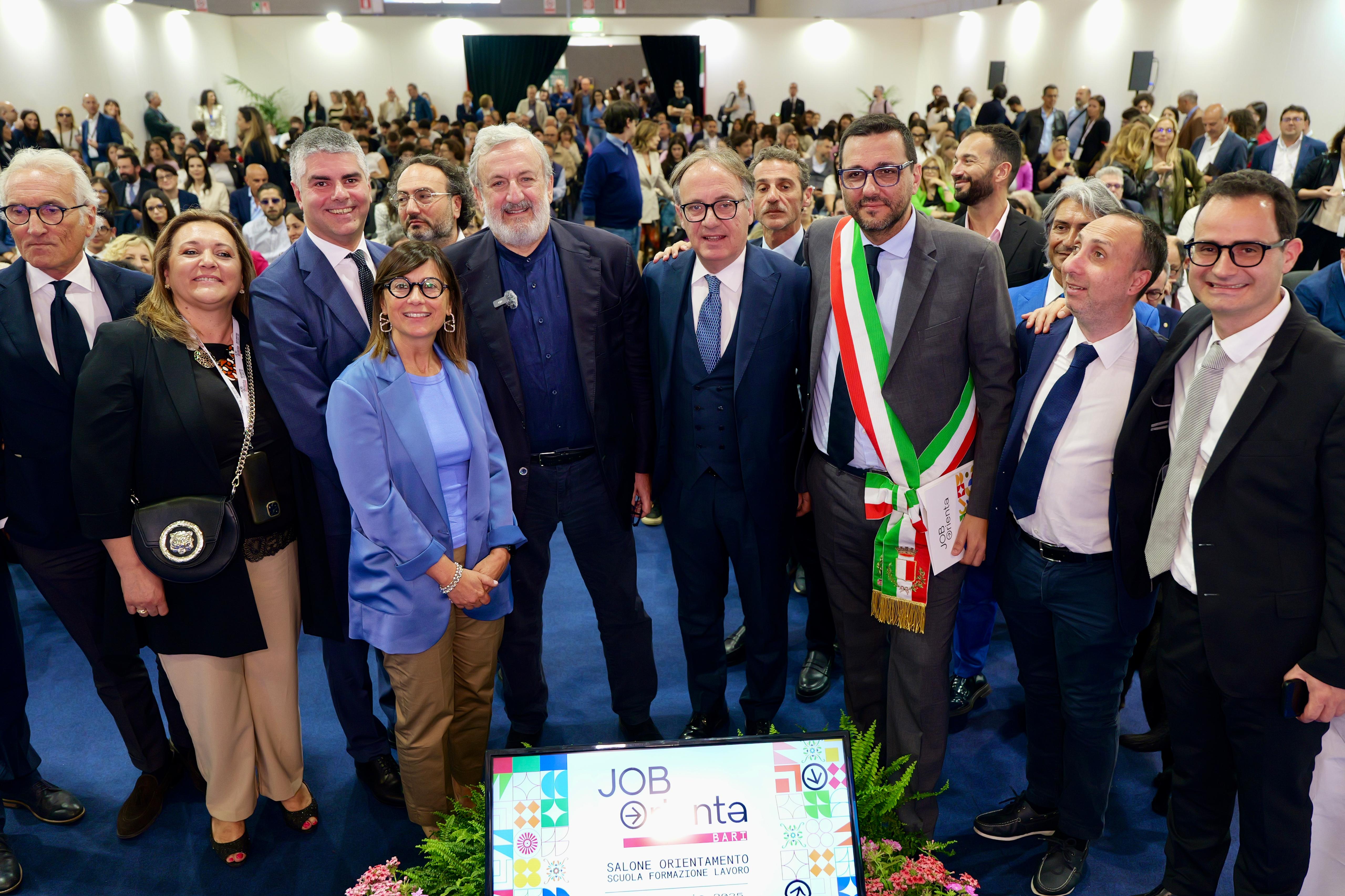 Galleria AL VIA OGGI LA PRIMA EDIZIONE JOB&ORIENTA BARI - Diapositiva 9 di 11