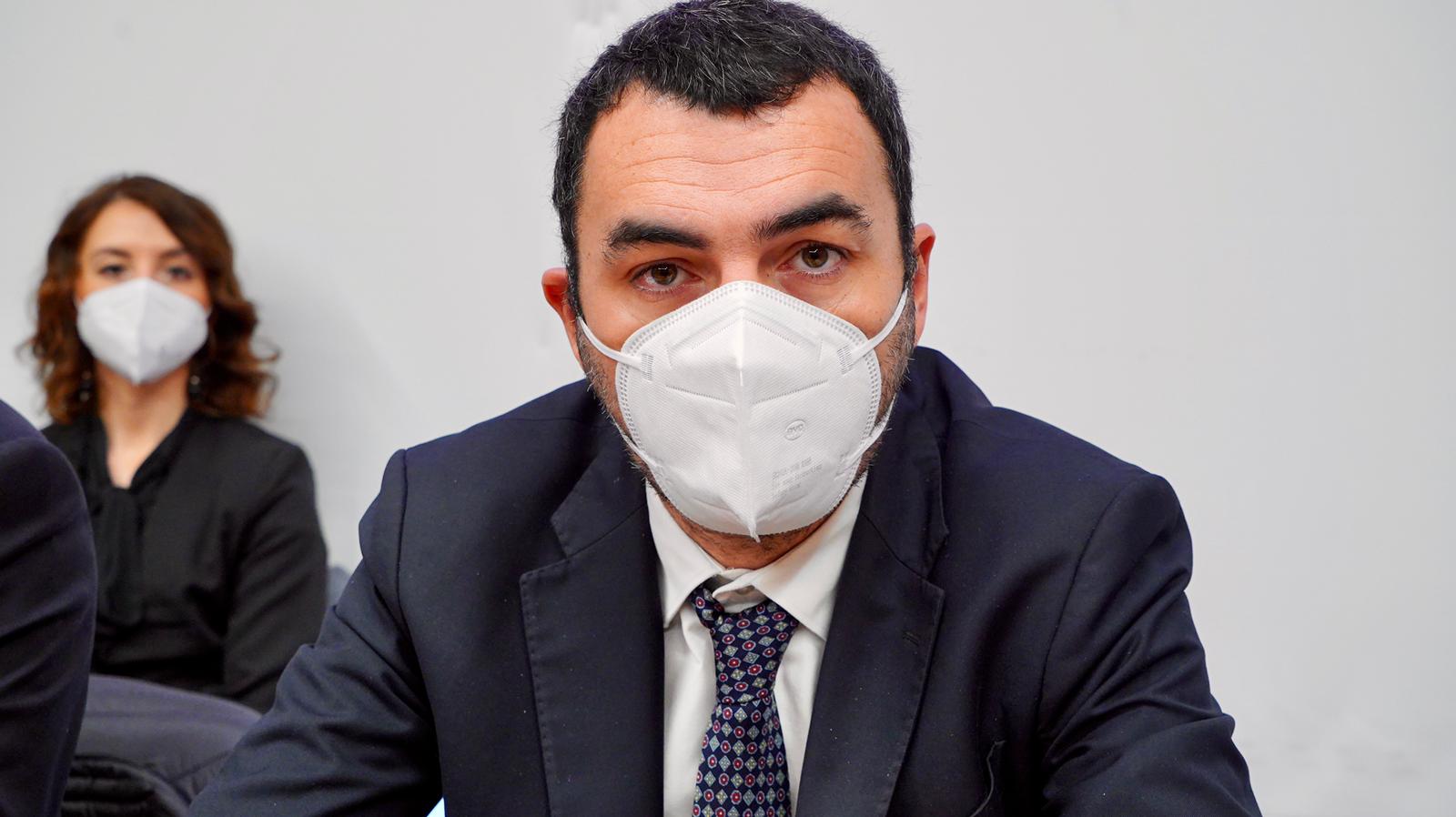 Galleria EMILIANO E DELLI NOCI RICEVONO IL MINISTRO DELLE INFRASTRUTTURE E L'AMBASCIATORE DEL KOSOVO: “RAFFORZARE I RAPPORTI DI COLLABORAZIONE TRA LA PUGLIA E IL PIÙ GIOVANE PAESE D’EUROPA” - Diapositiva 1 di 15