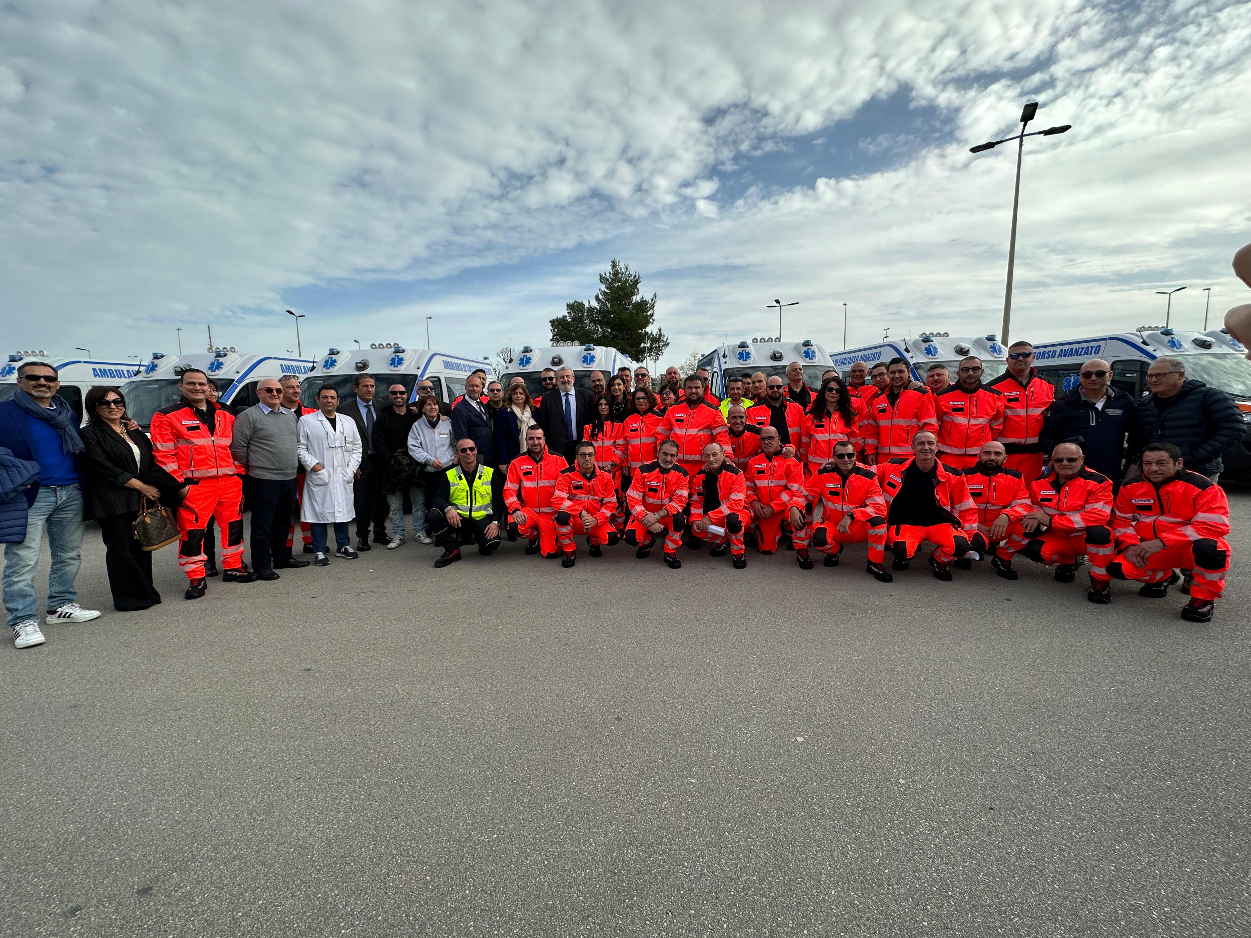 Galleria INTERNALIZZAZIONE 118 ASL BT: IL PRESIDENTE EMILIANO OGGI ALLA FIRMA DEL CONTRATTO SANITASERVICE DI 198 AUTISTI E AUTISTI SOCCORRITORI - Diapositiva 4 di 9