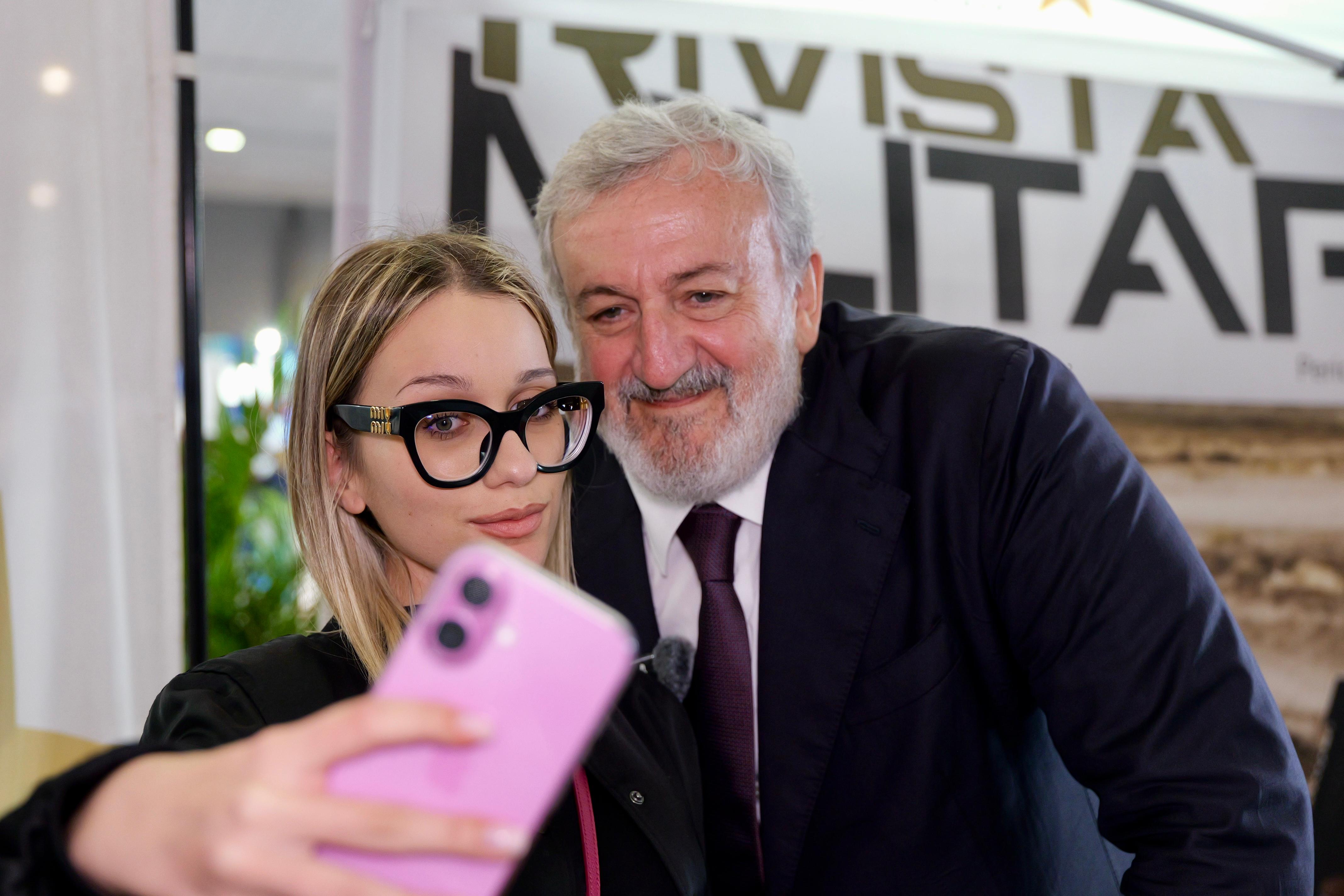 Galleria IL PRESIDENTE EMILIANO E L’ASSESSORE LEO ALLA SECONDA GIORNATA DI JOB&ORIENTA: VISITA TRA GLI STAND CON AL BANO - Diapositiva 13 di 13