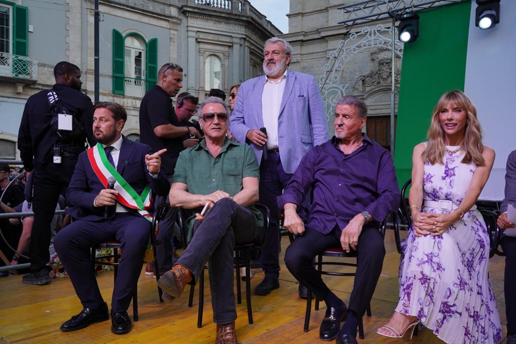 Galleria IL PRESIDENTE EMILIANO A GIOIA DEL COLLE PER LA CITTADINANZA ONORARIA A SYLVESTER STALLONE - Diapositiva 14 di 16