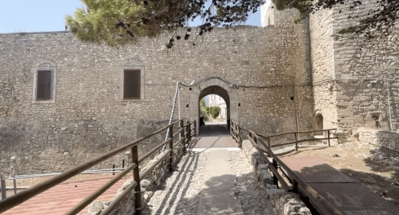 Galleria Patrimonio immobiliare della Difesa: firmato a Roma, presso la sede di Difesa Servizi, il Protocollo d’intesa per la valorizzazione ad uso duale del Castello Svevo di Vieste (Fg) - Diapositiva 1 di 20