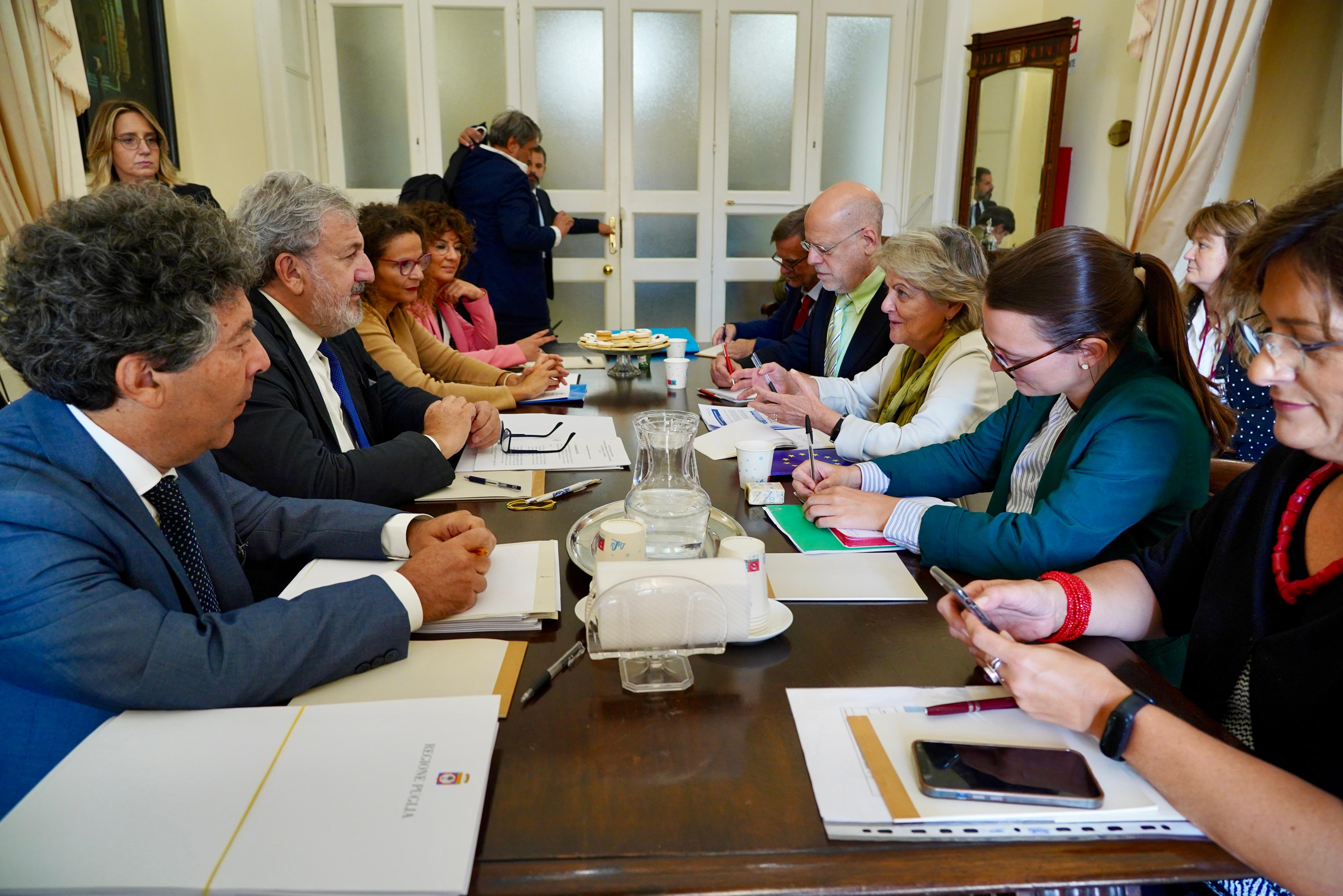 Galleria La Commissaria europea Elisa Ferreira a Taranto. Confronto con Melucci ed Emiliano - Diapositiva 4 di 5