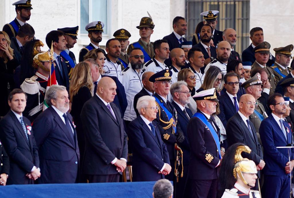 Galleria IL PRESIDENTE EMILIANO ALLE CELEBRAZIONI PER IL GIORNO DELL’UNITÀ NAZIONALE E LA FESTA DELLE FORZE ARMATE CON IL PRESIDENTE MATTARELLA - Diapositiva 9 di 12