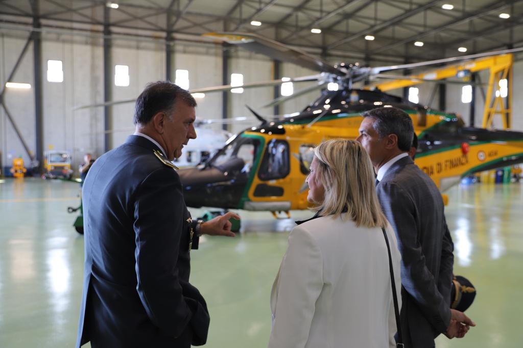 Galleria Tutela dell’ambiente, Maraschio e Pentassuglia visitano il reparto operativo aeronavale della Guardia di Finanza    - Diapositiva 2 di 3