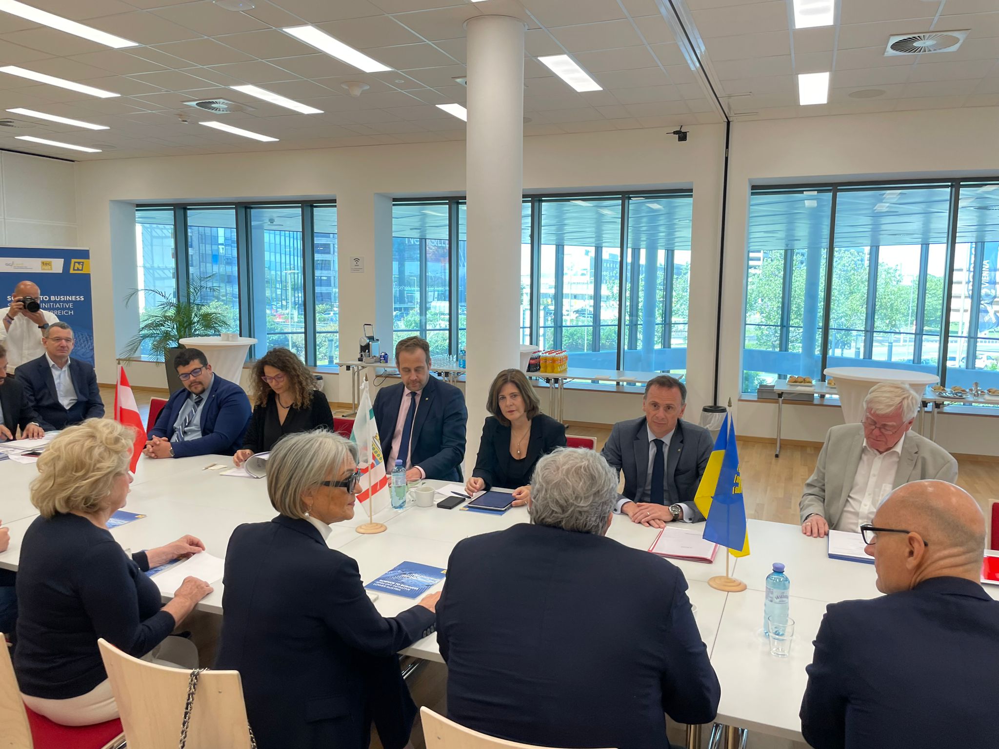 Galleria La Regione Puglia a Vienna: l'incontro con il Governo della Bassa Austria e sottoscrizione dell'accordo tra Università di Bari e la Danube Private University - Diapositiva 4 di 11